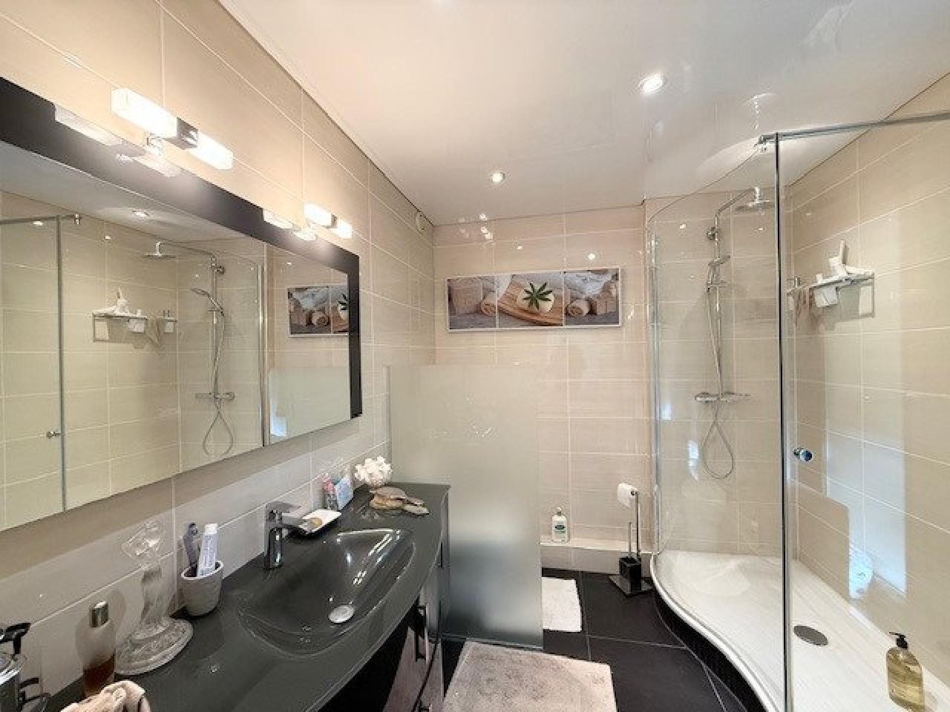 Miniature photo - 11 / 16