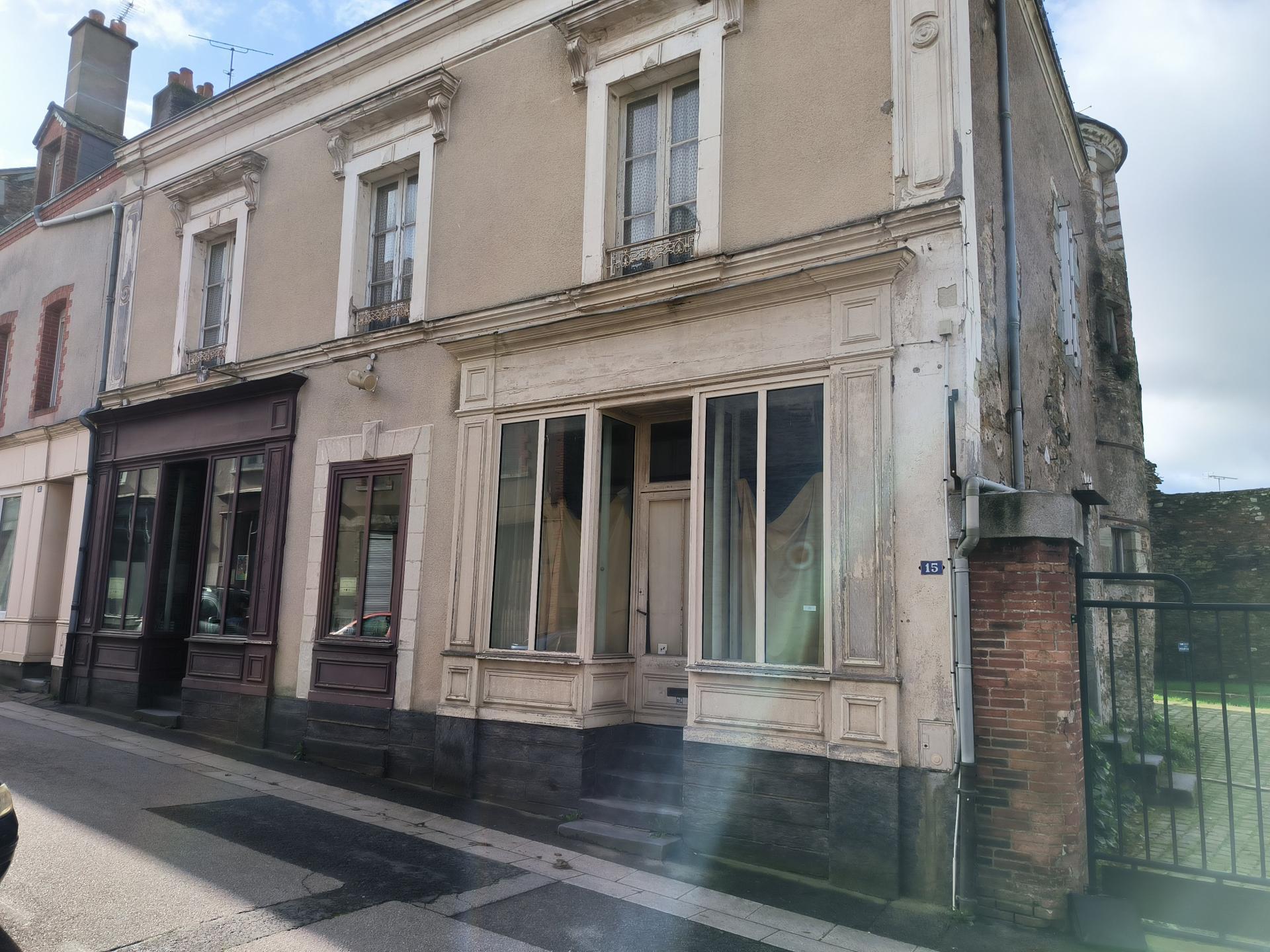 Maison 12 pièces 190 m² · à Ombrée d'Anjou · 190 m² · 85 000 €