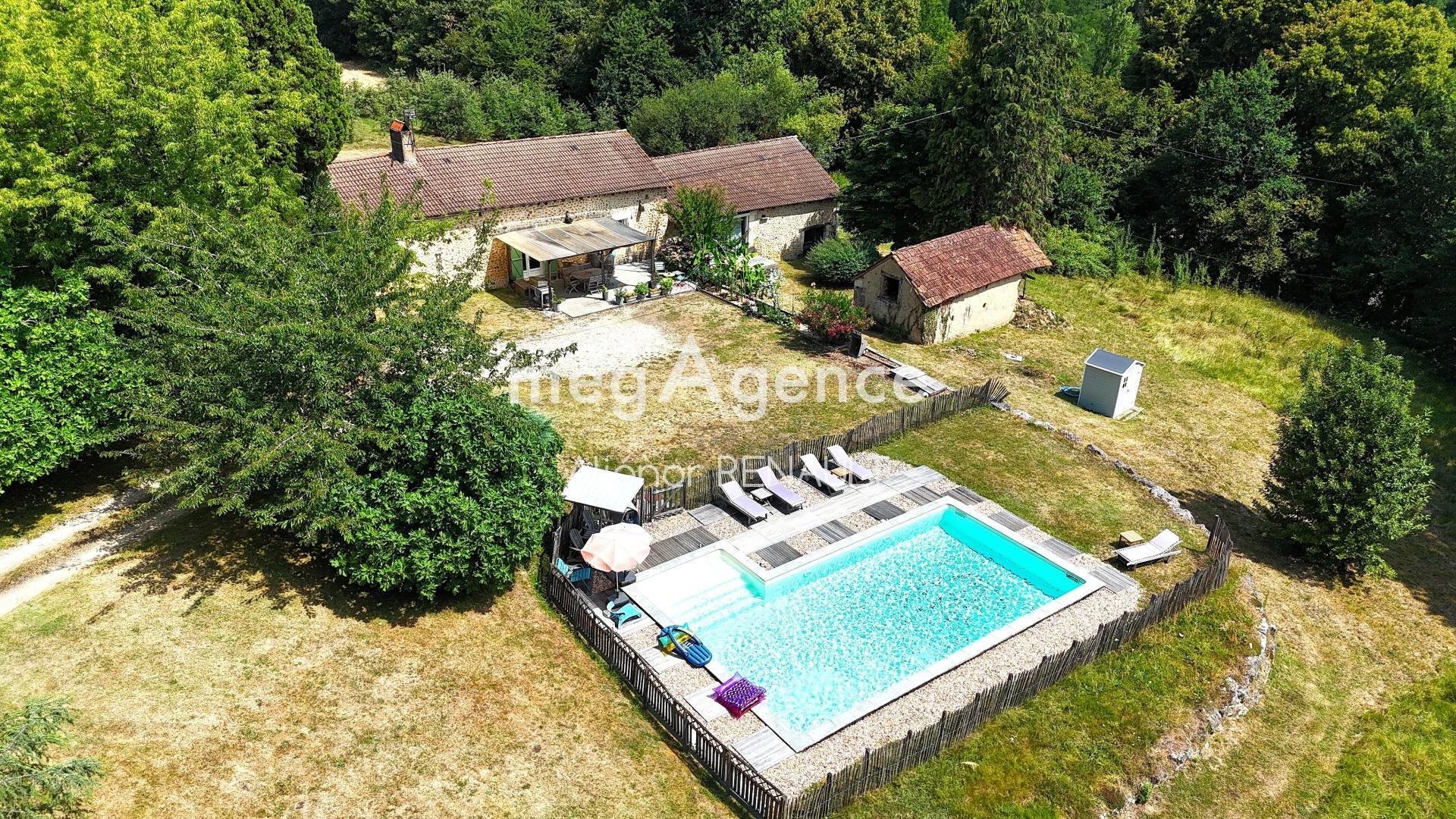 Maison en pierre avec piscine, gîte et dépendances - 203 m2