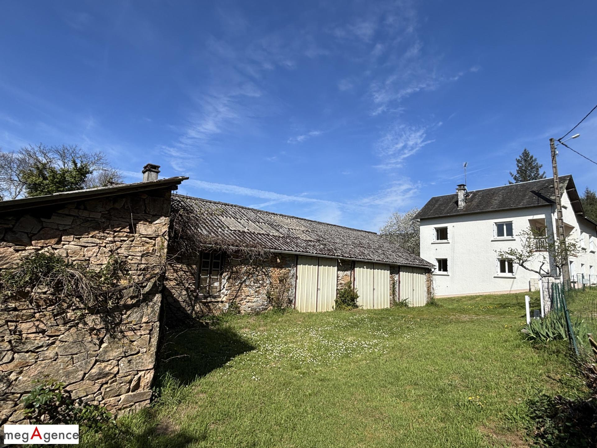 Entre Brive et Tule - Maison avec dépendances en pierre, mare et puits