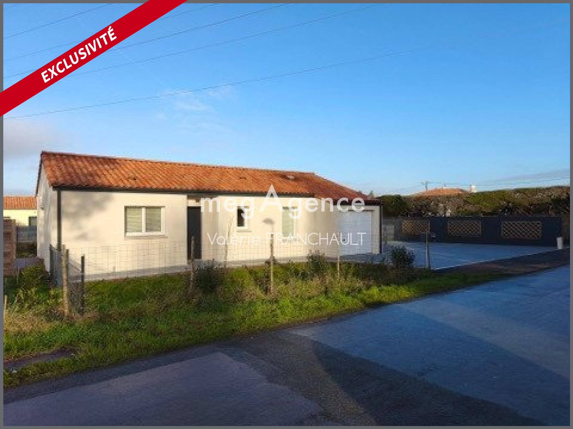 Luçon, plain pied, trois chambres avec garage sur terrain clos et arboré.