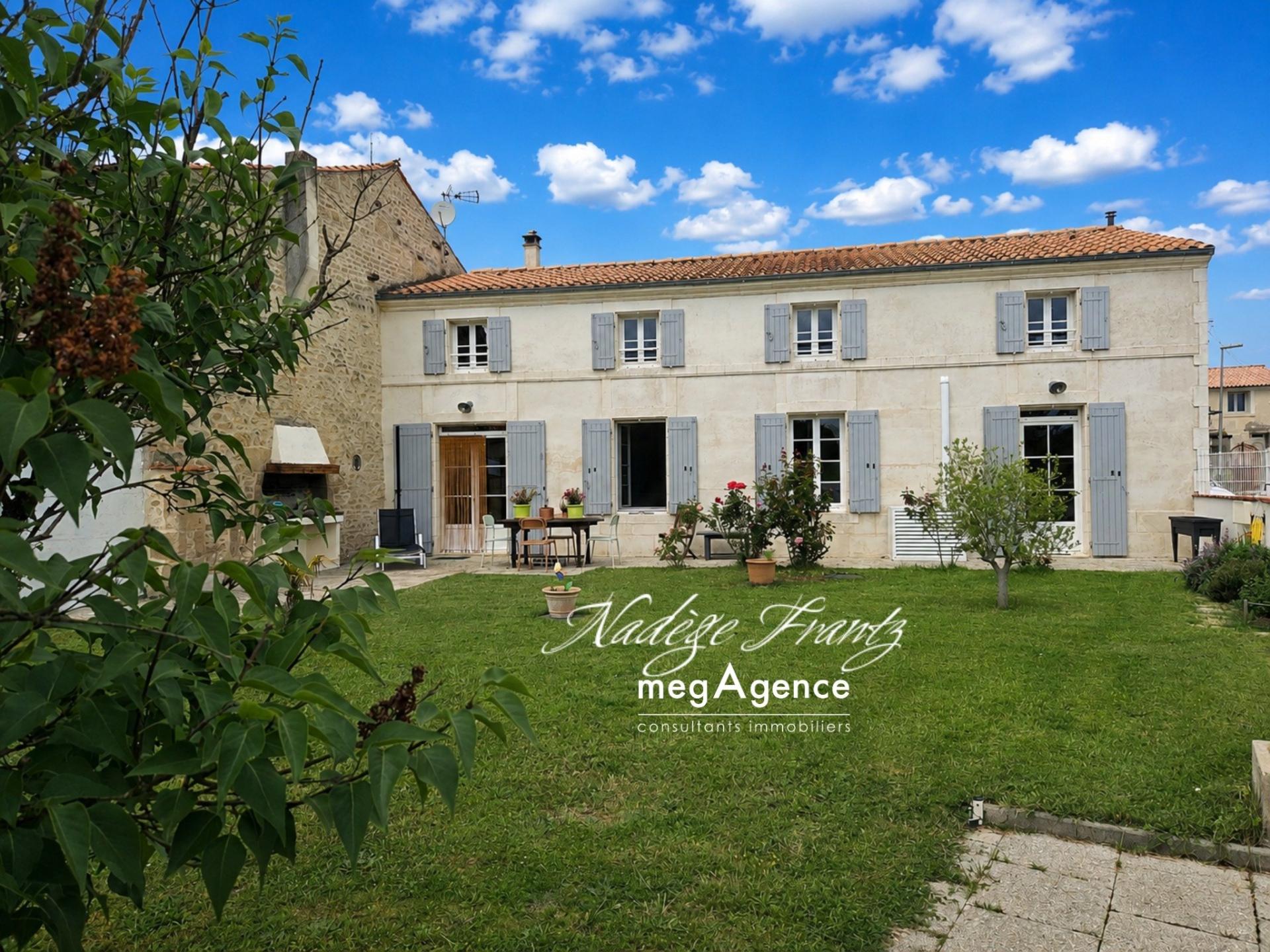 AULNAY (17470) – MAISON TYPE CHARENTAISE DE 2006 – DPE B – GRAND SÉJOUR DE 60 M² – GARAGE ET ATELIER