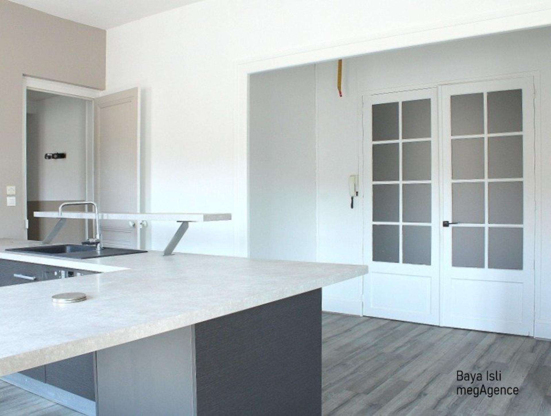 Appartement 5 pièces 135 m² · à Le Chambon-Feugerolles · 135 m² · 135 000 €