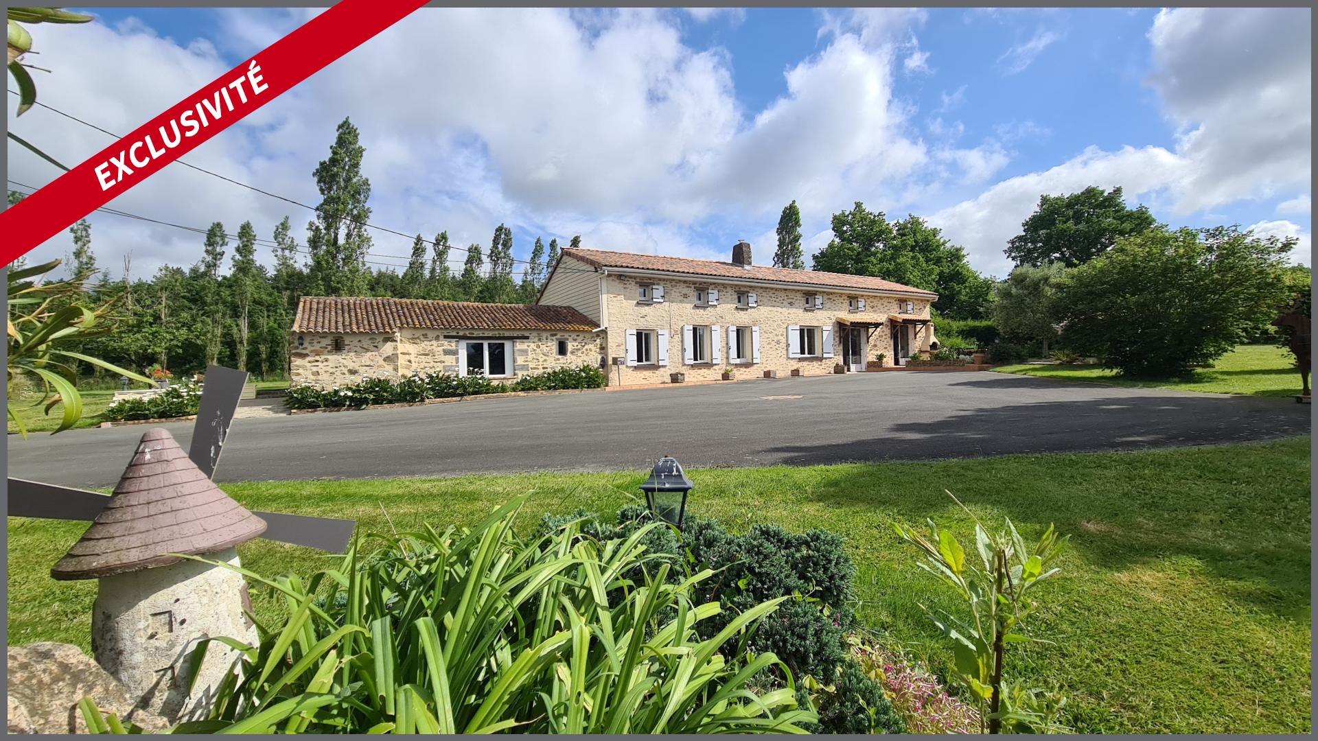 Cadre de nature avec un etang, salle de reception, dépendance