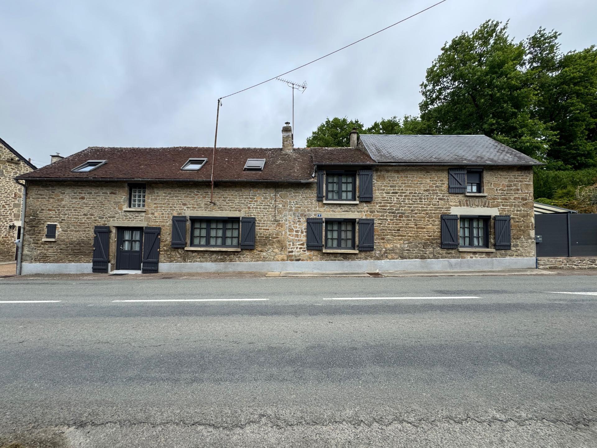 Maison en pierre avec jardin et garages
