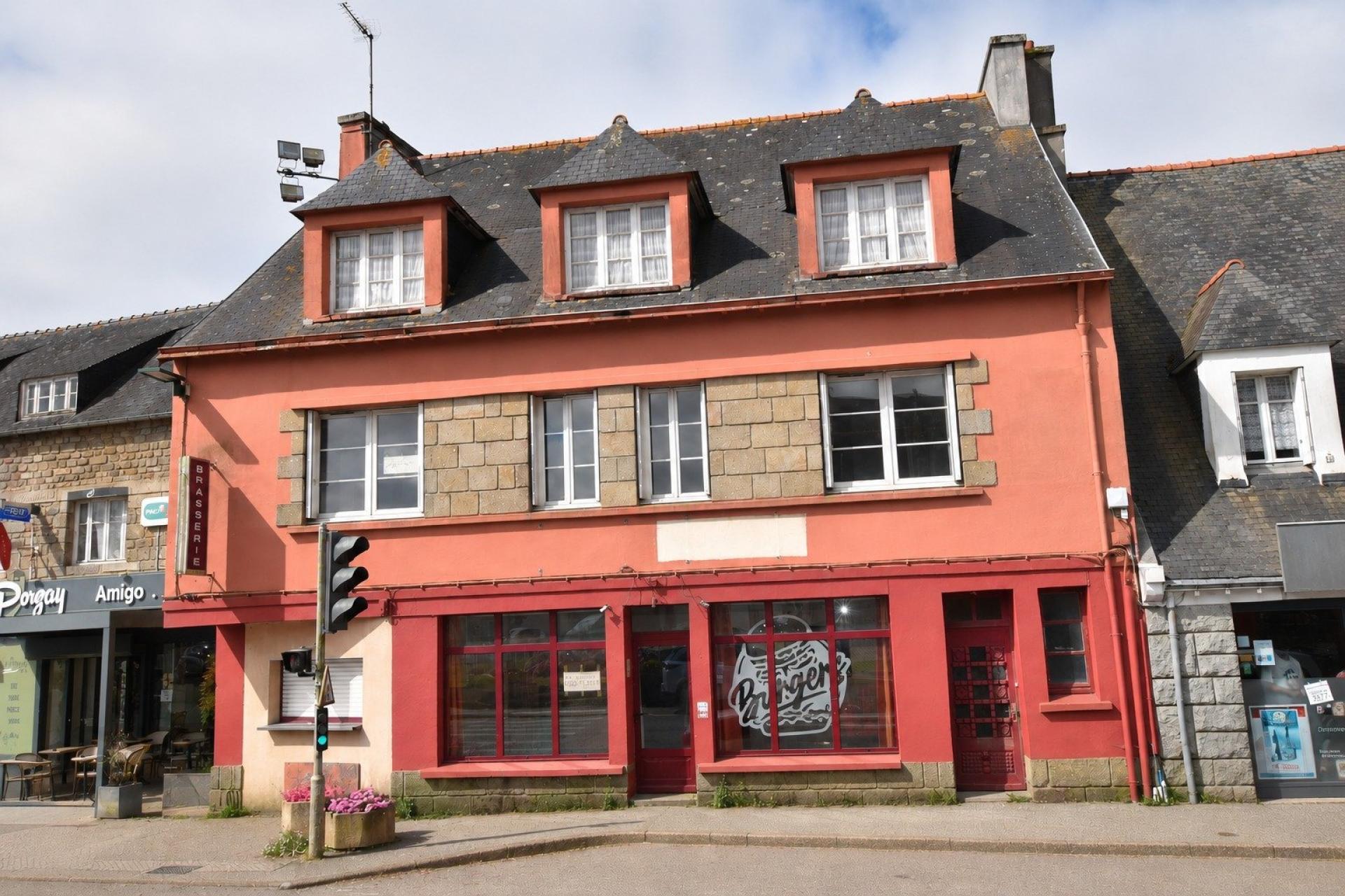 Immeuble 213 m² · à Plonevez-Porzay · 213 m² · 295 000 €