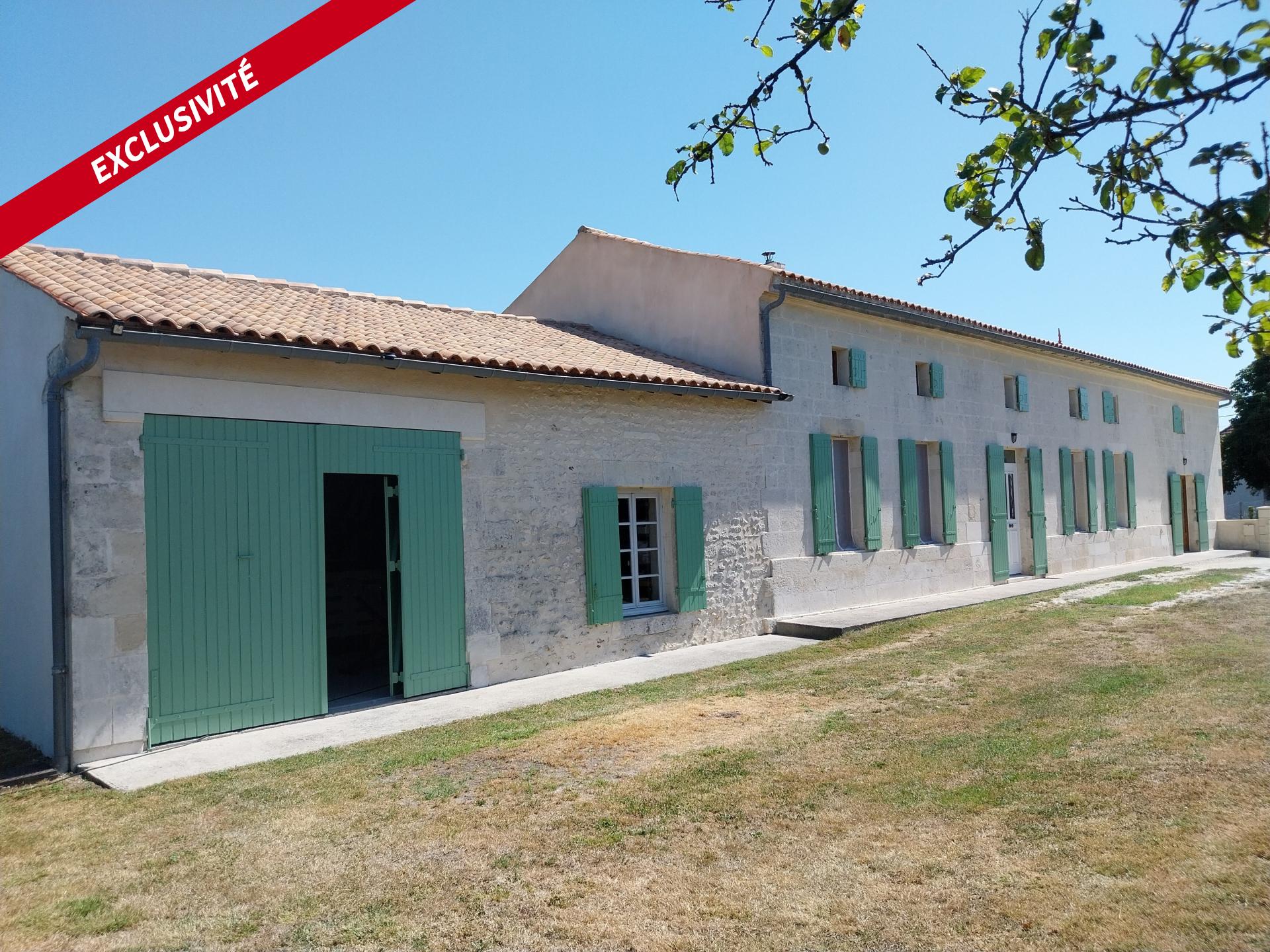 Maison de caractère de plus de 290 m² offrant actuellement 2 chambres et un potentiel de 4 à 5 chambres selon les besoins