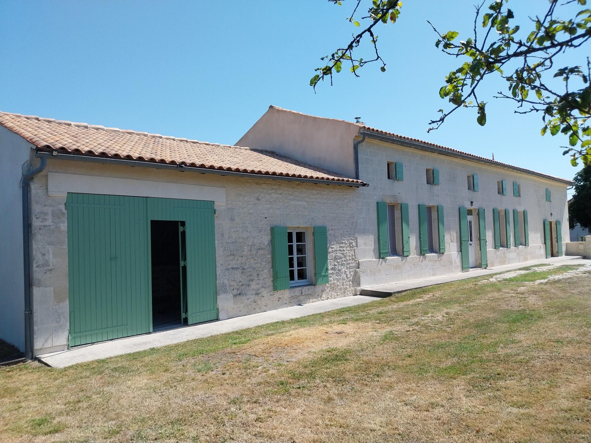 Maison 6 pièces 295 m² · à Saint-Ciers-du-Taillon · 295 m² · 392 000 €