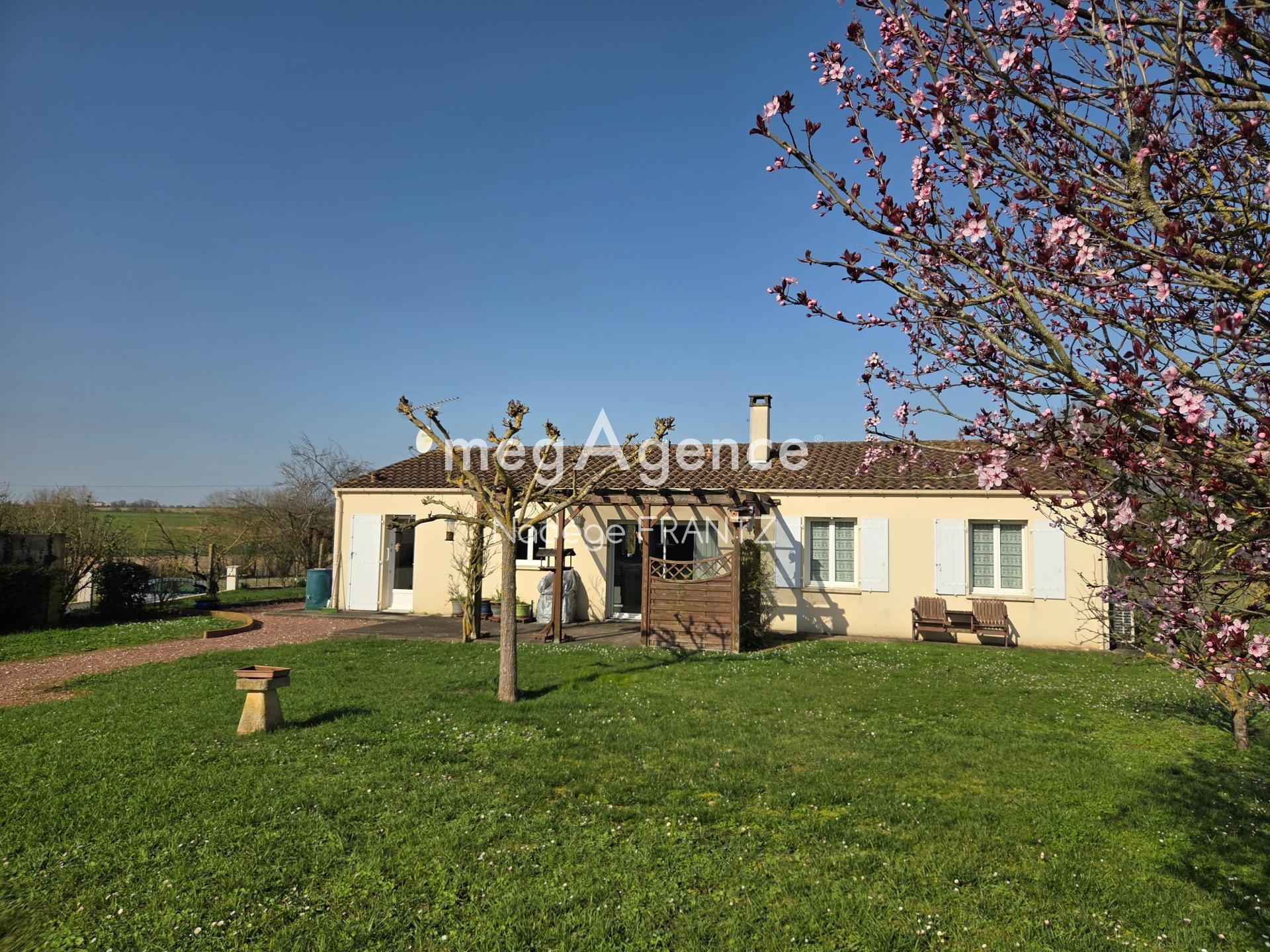 Maison plain-pied 3 chambres – 1200 m² terrain – Garage – Pompe à chaleur – Antezant-la-Chapelle