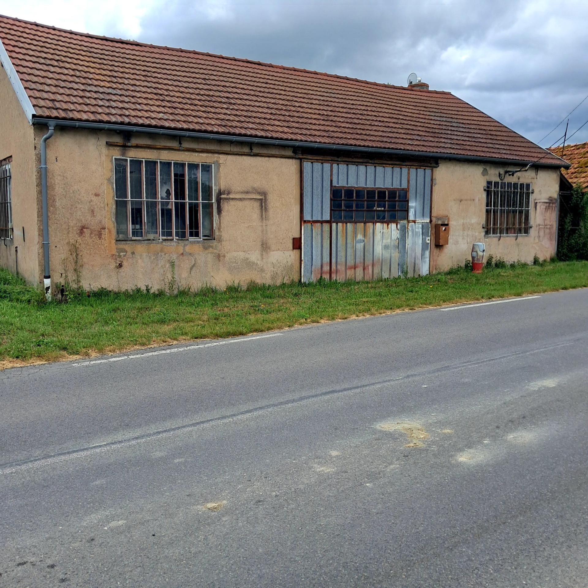 Jolie garage situé  dans un petit village