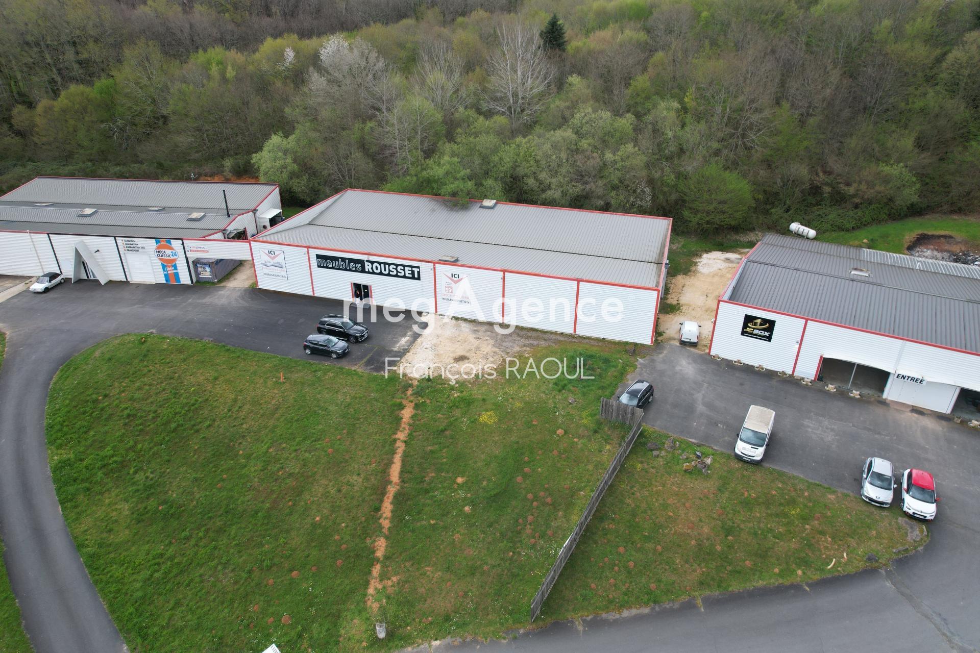 Premises 450m² — Vézac