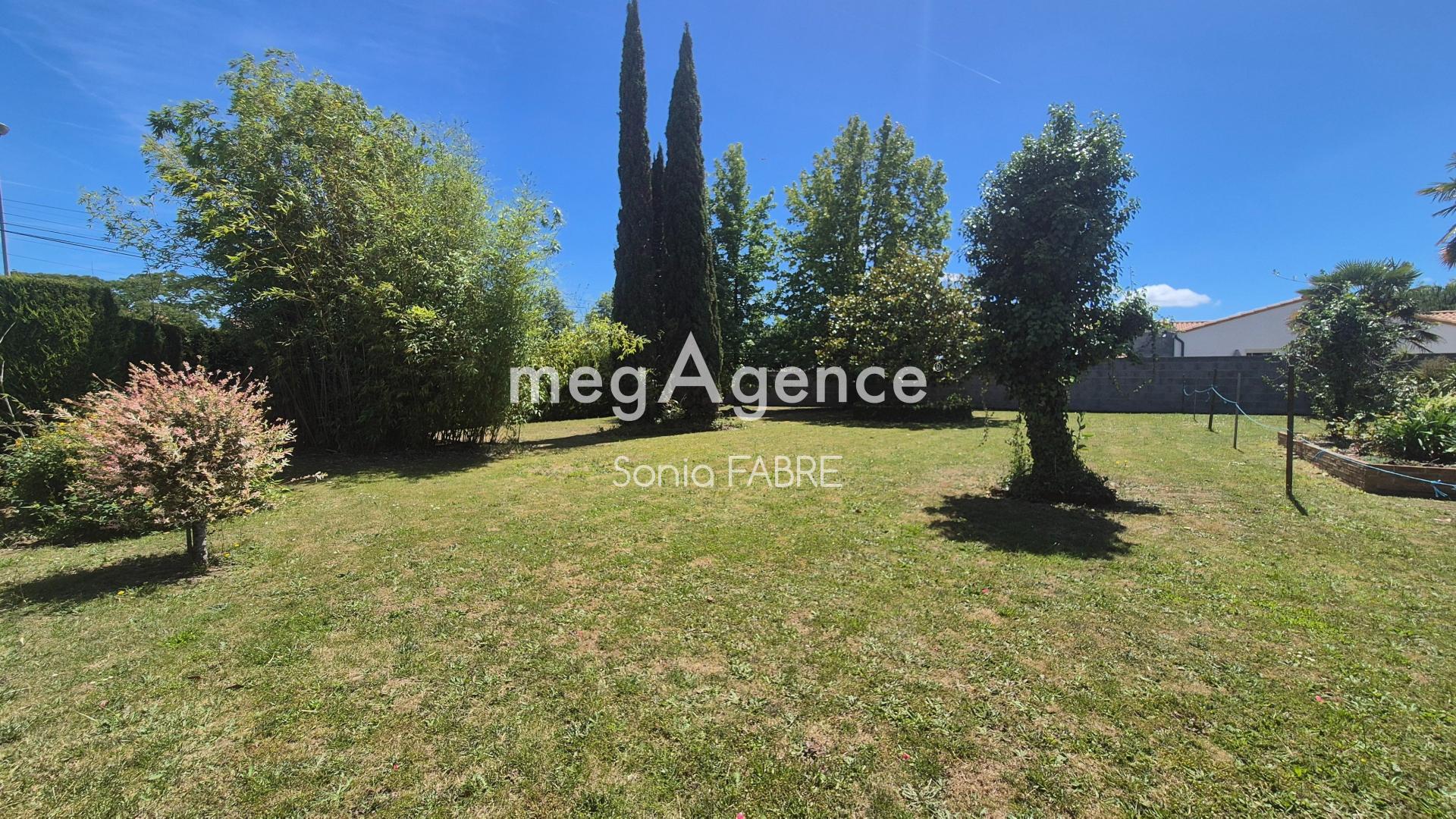Beau terrain plat et arboré