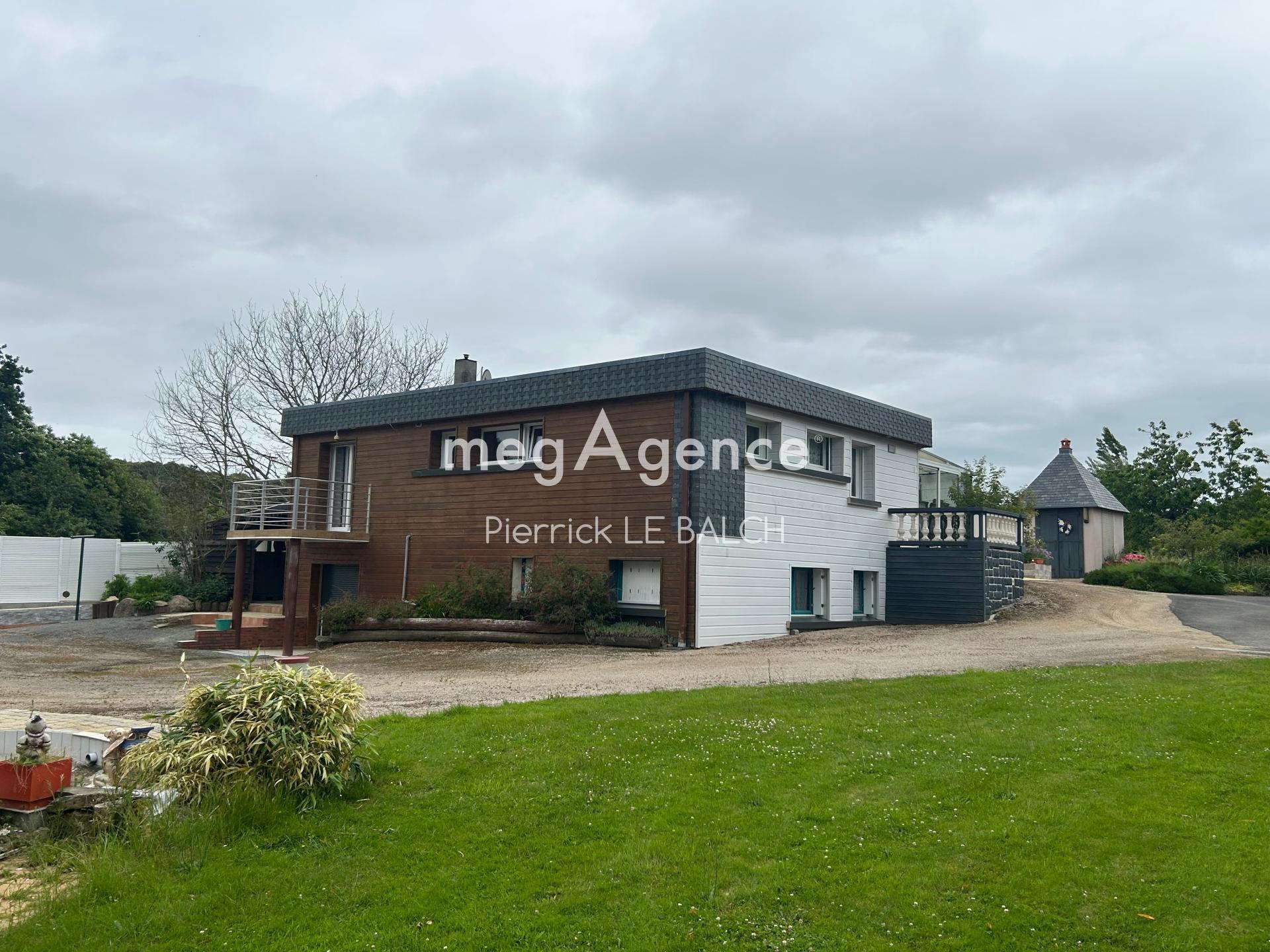 Ensemble immobilier avec deux habitations et grand atelier à Ploubezre