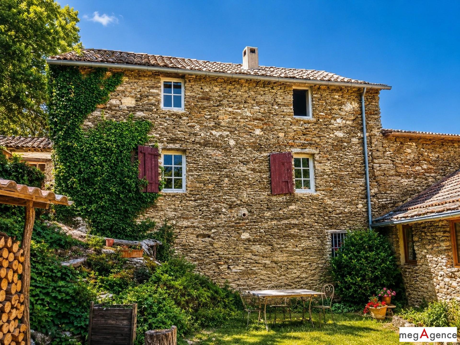 Maison 8 pièces 215 m² · à Saint-Etienne-Vallee-Francaise · 215 m² · 393 000 €