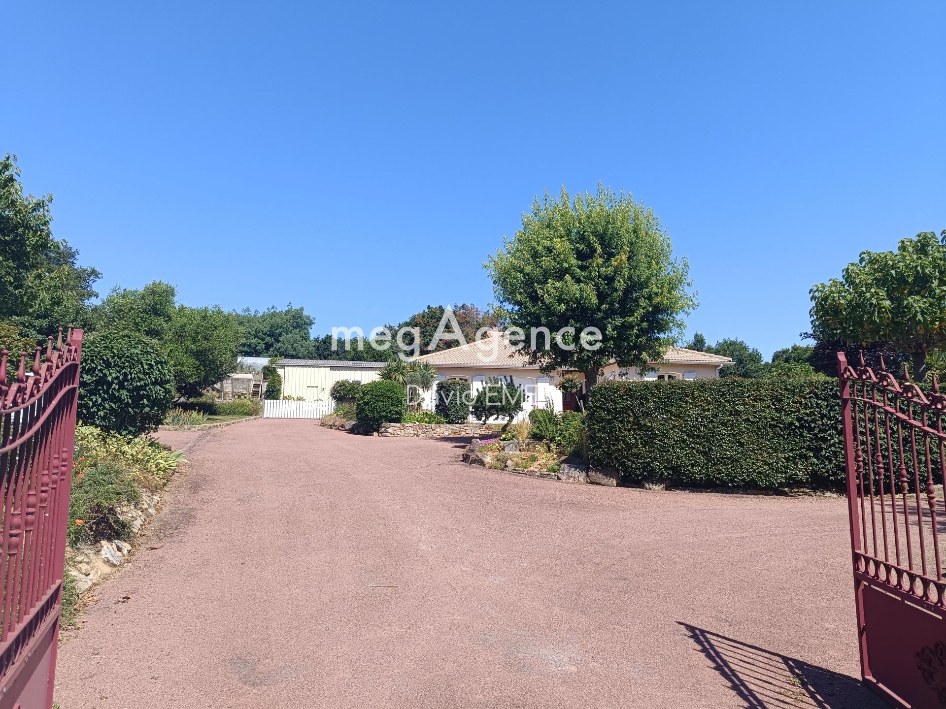Maison 7 pièces 220 m² · à Aizenay · 220 m² · 438 000 €
