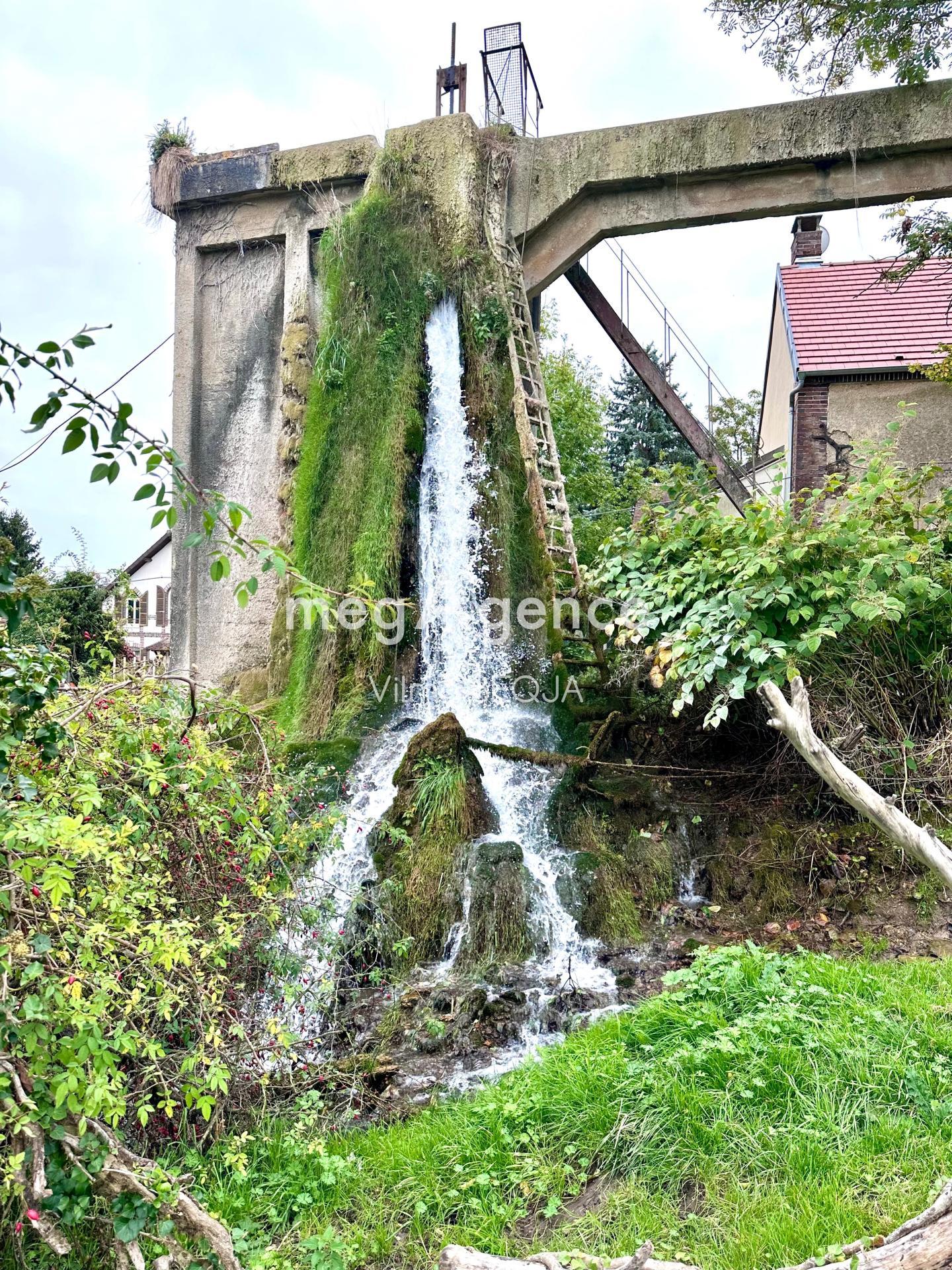 MOULIN AVEC DES NOMBREUSES DEPENDANCES
