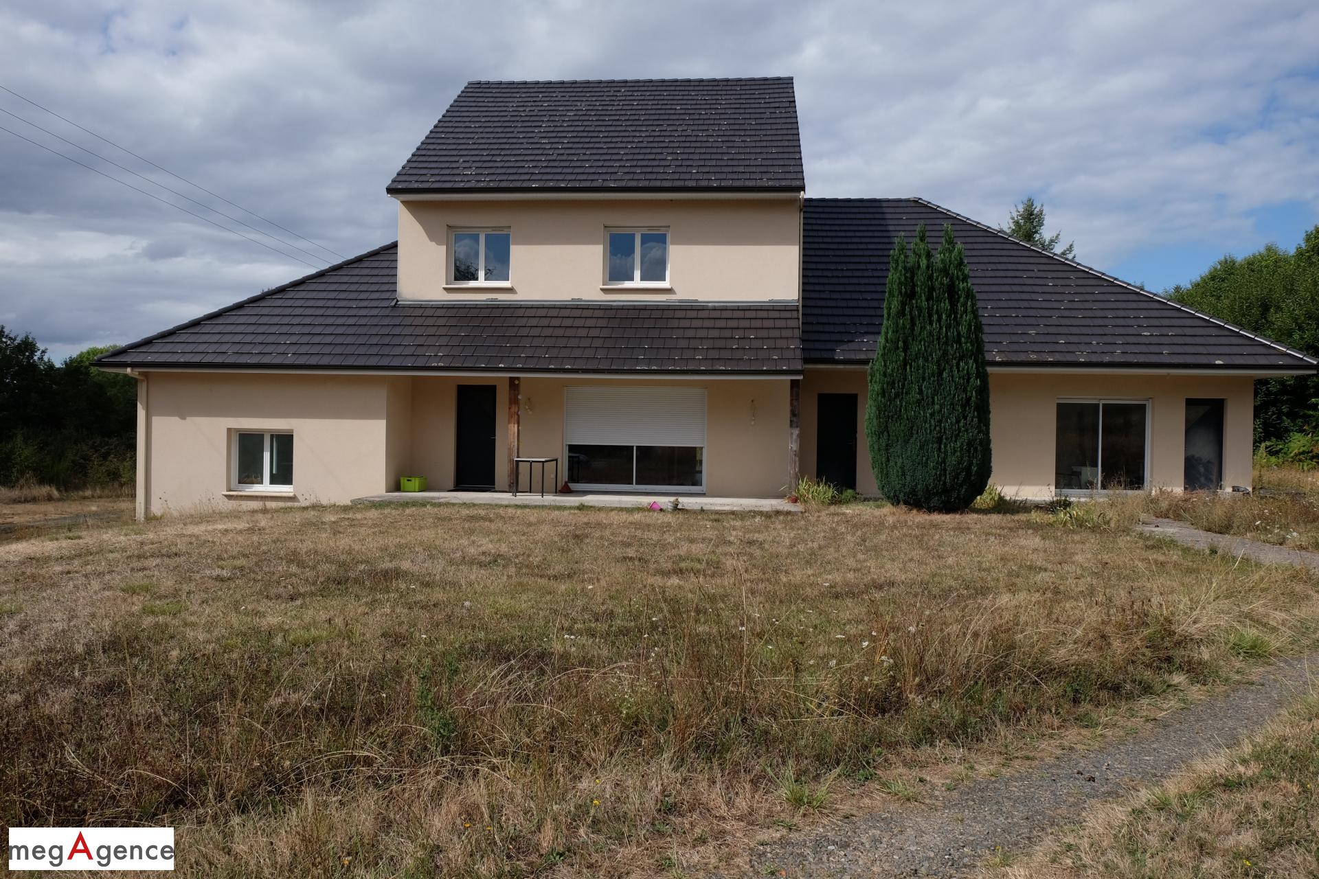 Propriété comprenant trois constructions sur 11 778 m²