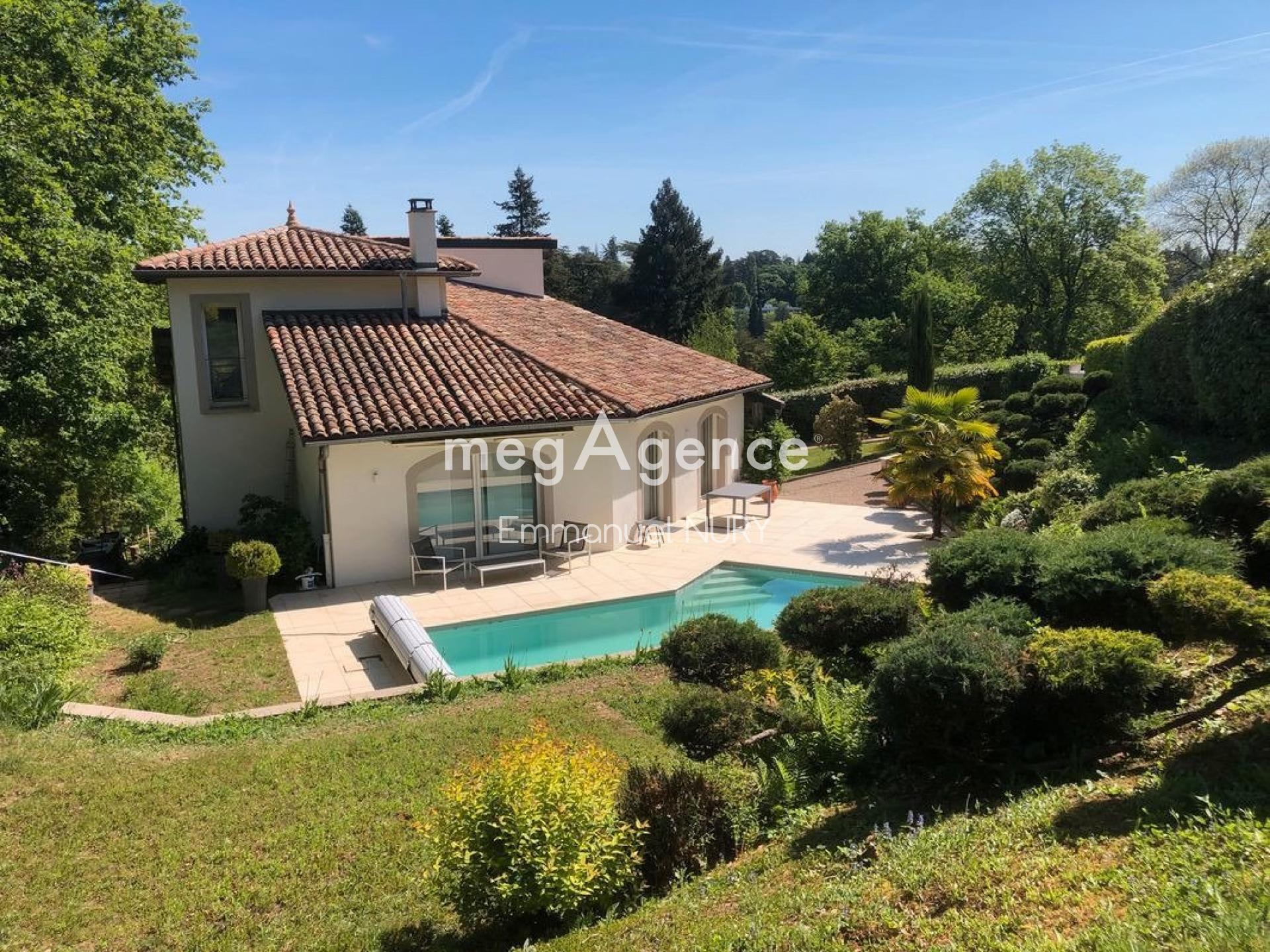 Maison 6 pièces 210 m² · à Charbonnieres-les-Bains · 210 m² · 1 125 000 €