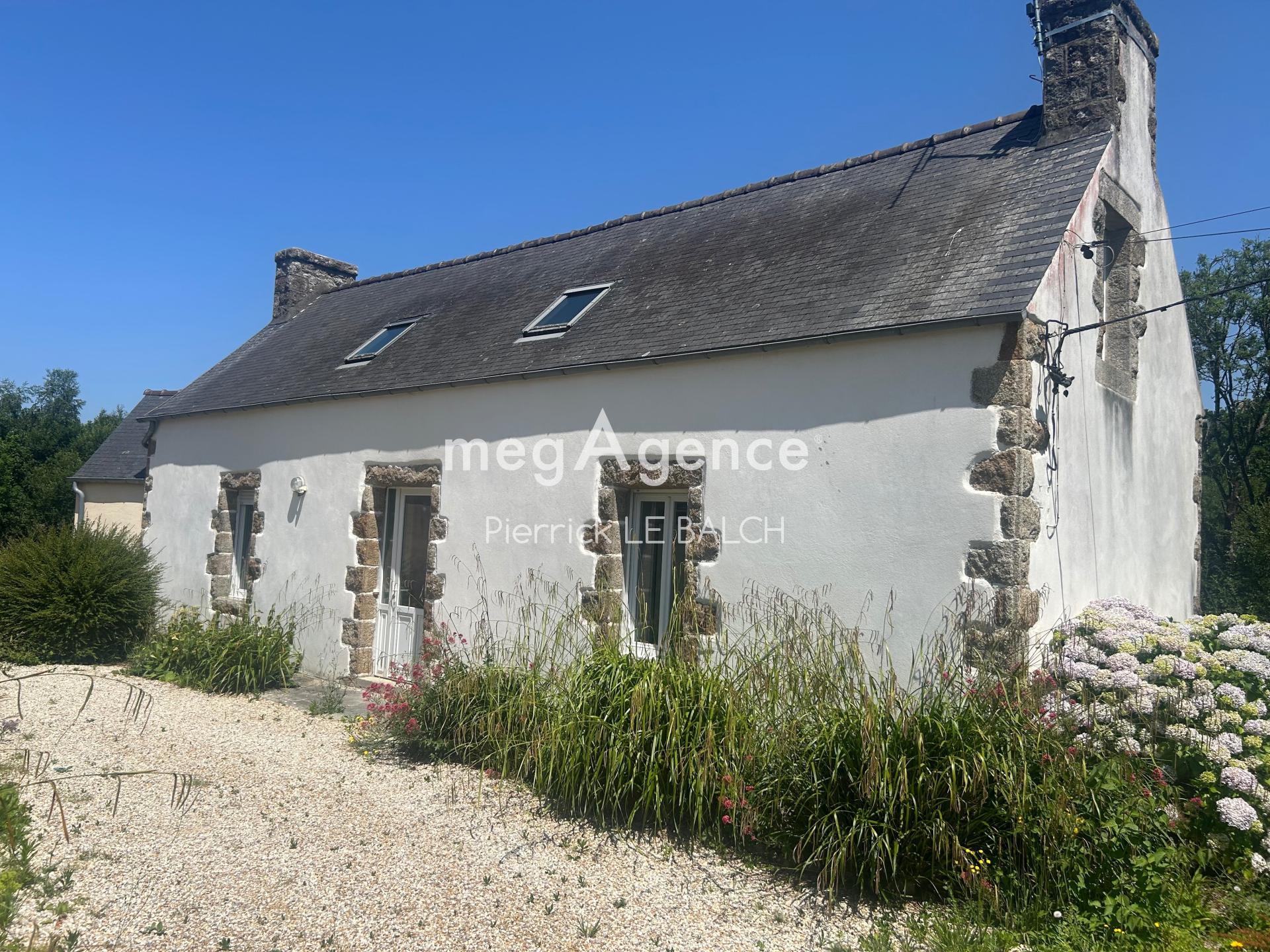 Maison rénovée de 87 m² 4 pièces avec jardin centre de Plouaret