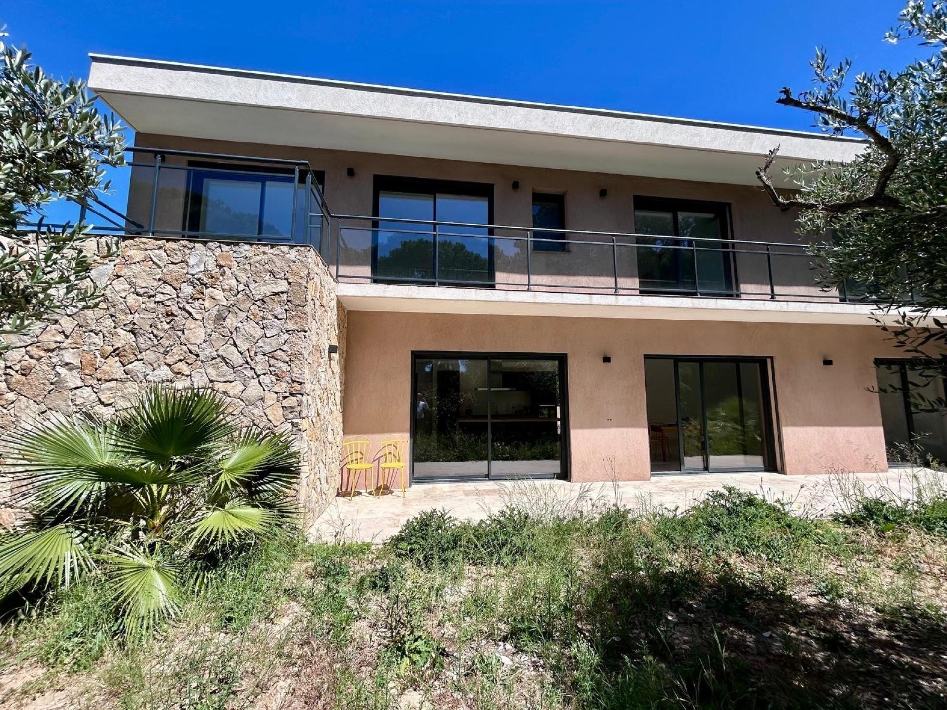 A VENDRE : Villa contemporaine neuve 175 m² – 5 chambres – Prestations haut de gamme – Saint-Raphaël / Valescure