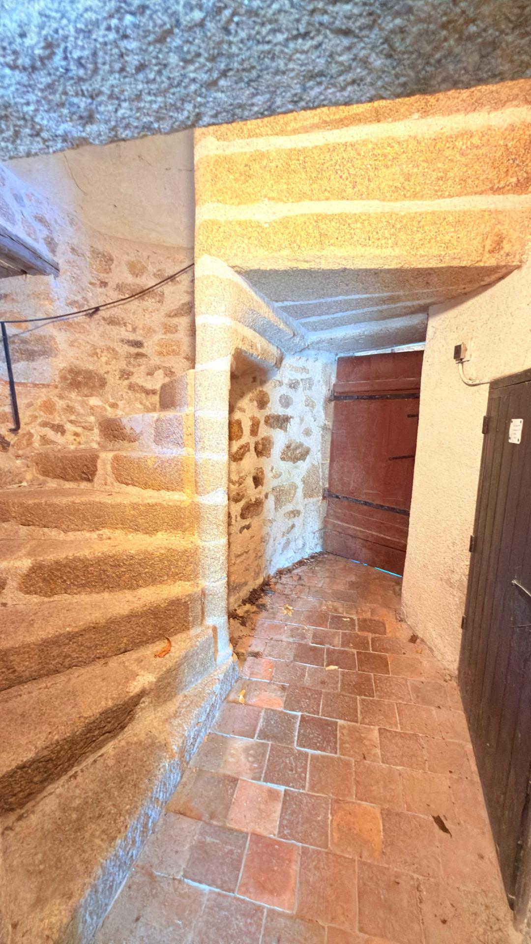 Maison 14 pièces 356 m² · à Le Puy-Saint-Bonnet · 356 m² · 565 000 €