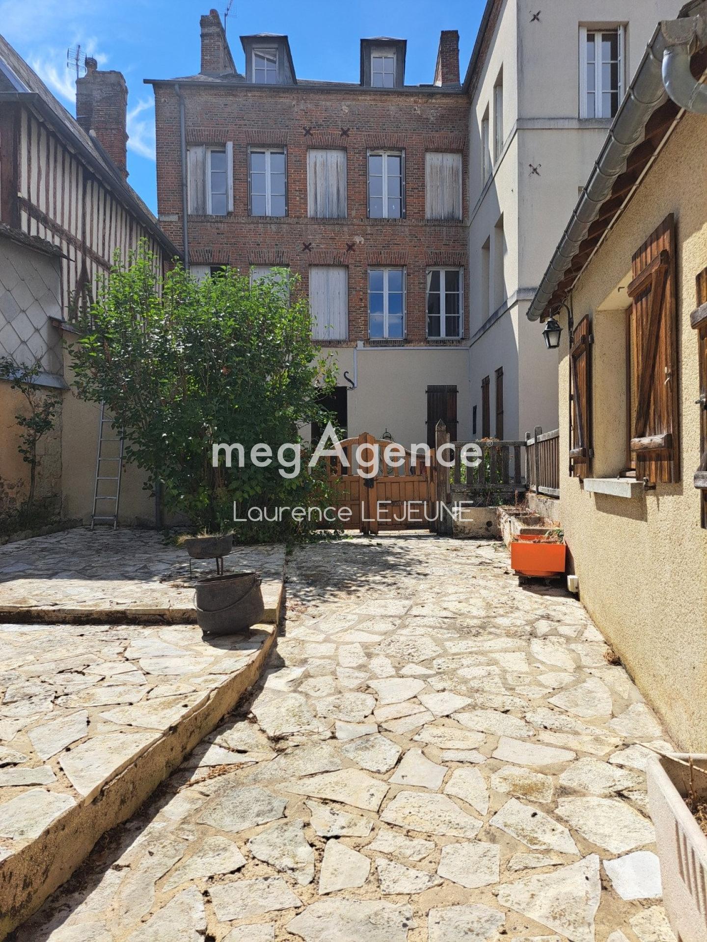 À ORBEC IMMEUBLE en monopropriété 7 appartements 1 boutique 1 local