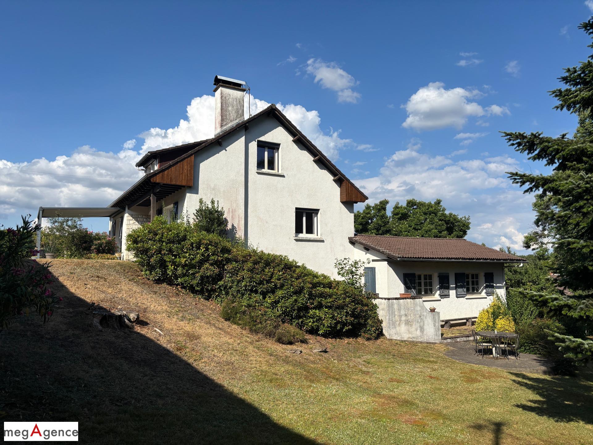 Maison 8 pièces 147 m² · à Favars · 147 m² · 179 000 €