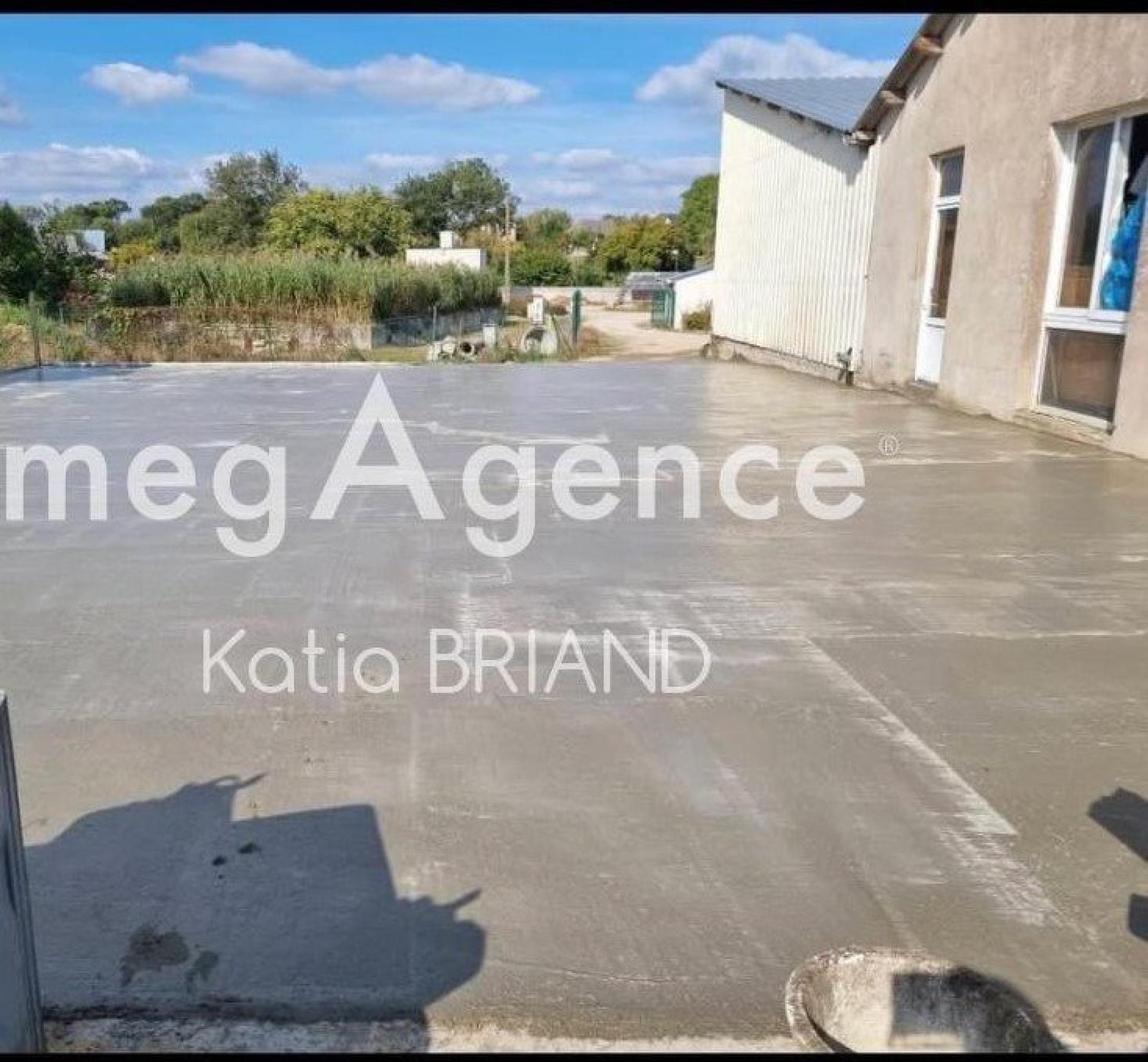 Immeuble 1350 m² · à Marigne-Peuton · 1 350 m² · 232 000 €
