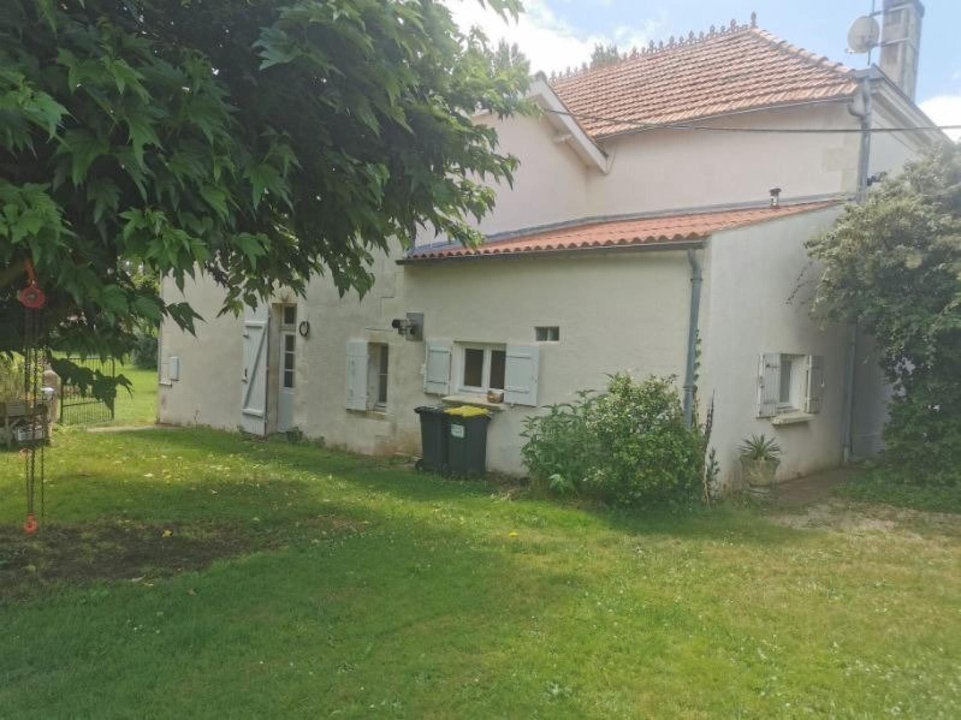 Demeure charentaise de charme sur 2 hectares avec domaine équestre