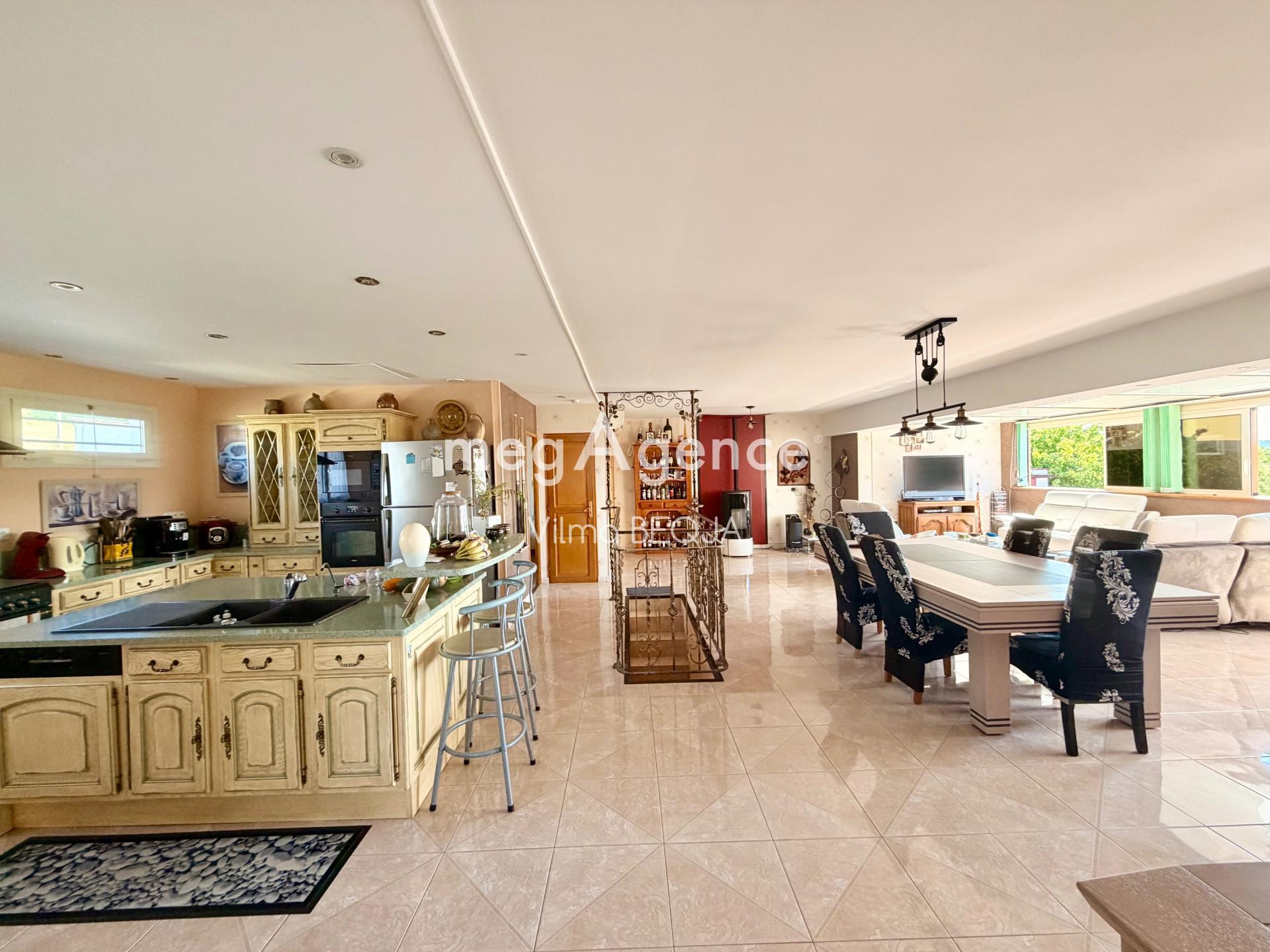 Maison familiale de caractère 8 pièces – 270 m² habitables – Dépendance – Double garage