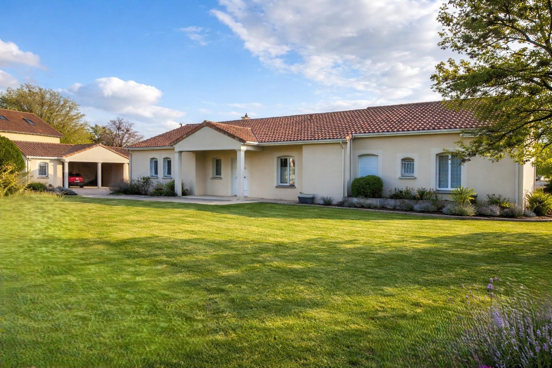 Maison 7 pièces 322 m² · à Pleumartin · 322 m² · 299 000 €