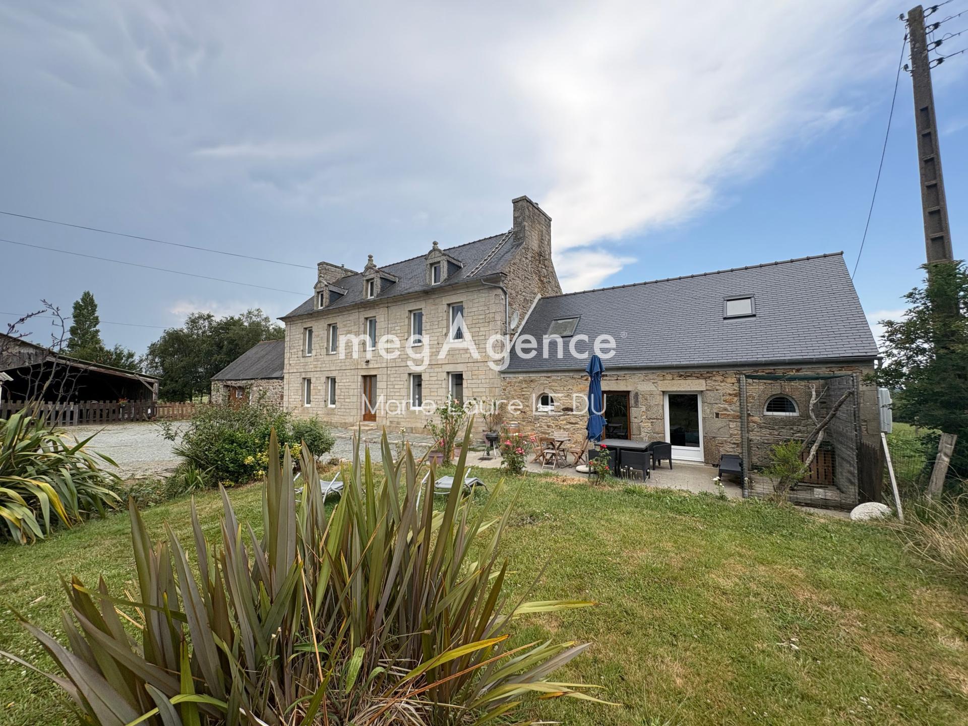 Maison de caractere avec dépendances sur terrain 18500m² environ
