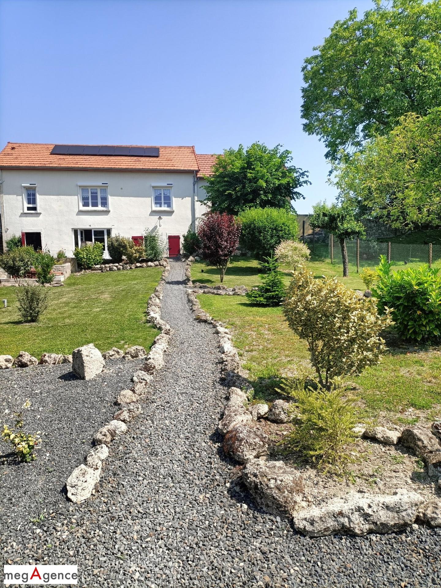 Maison 130 m², 3 chambres, bureau + sous sol, puits sur 3812 m² clos.