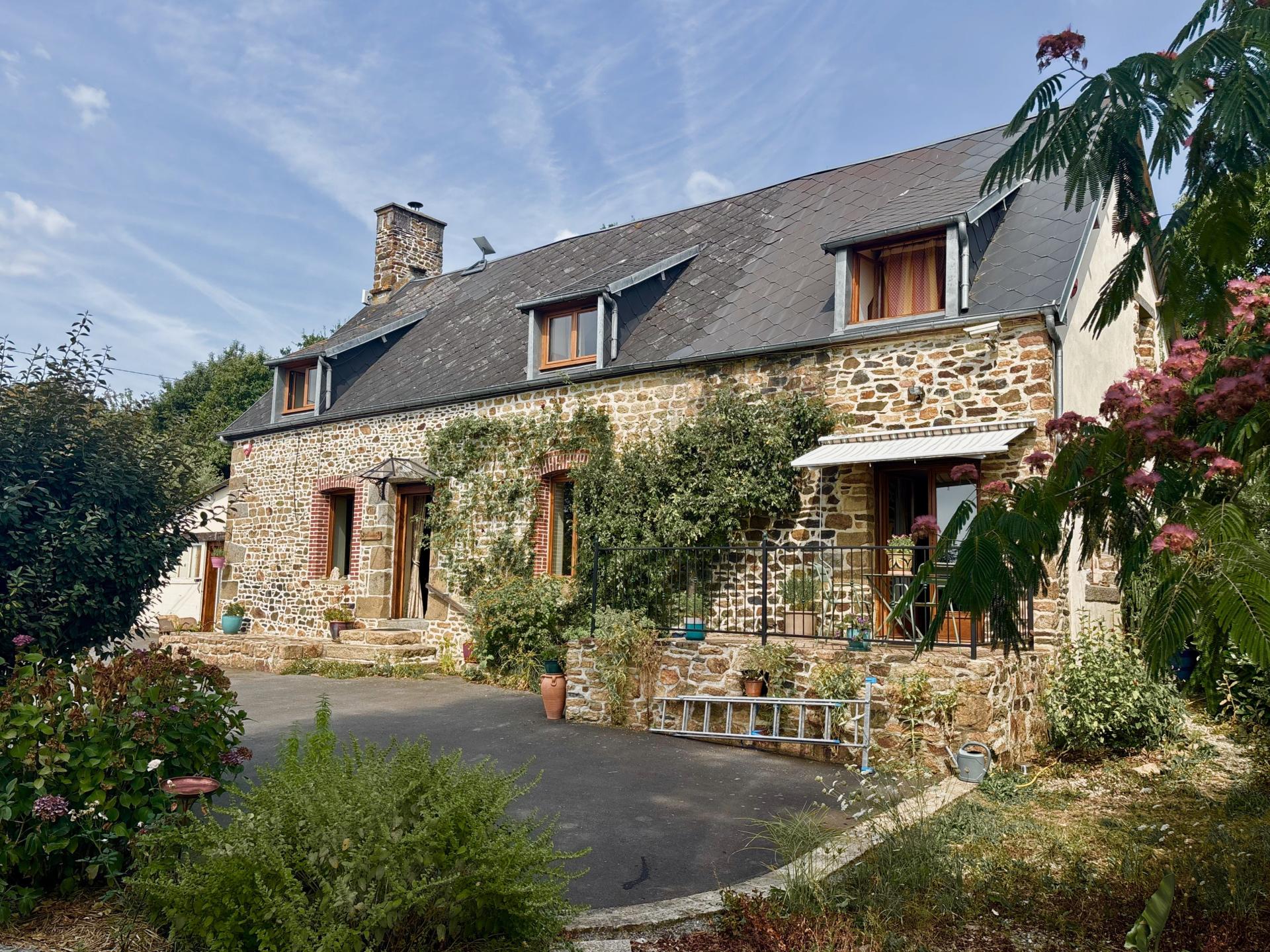 Maison 6 pièces 151 m² · à Notre-Dame-de-Livoye · 151 m² · 220 000 €