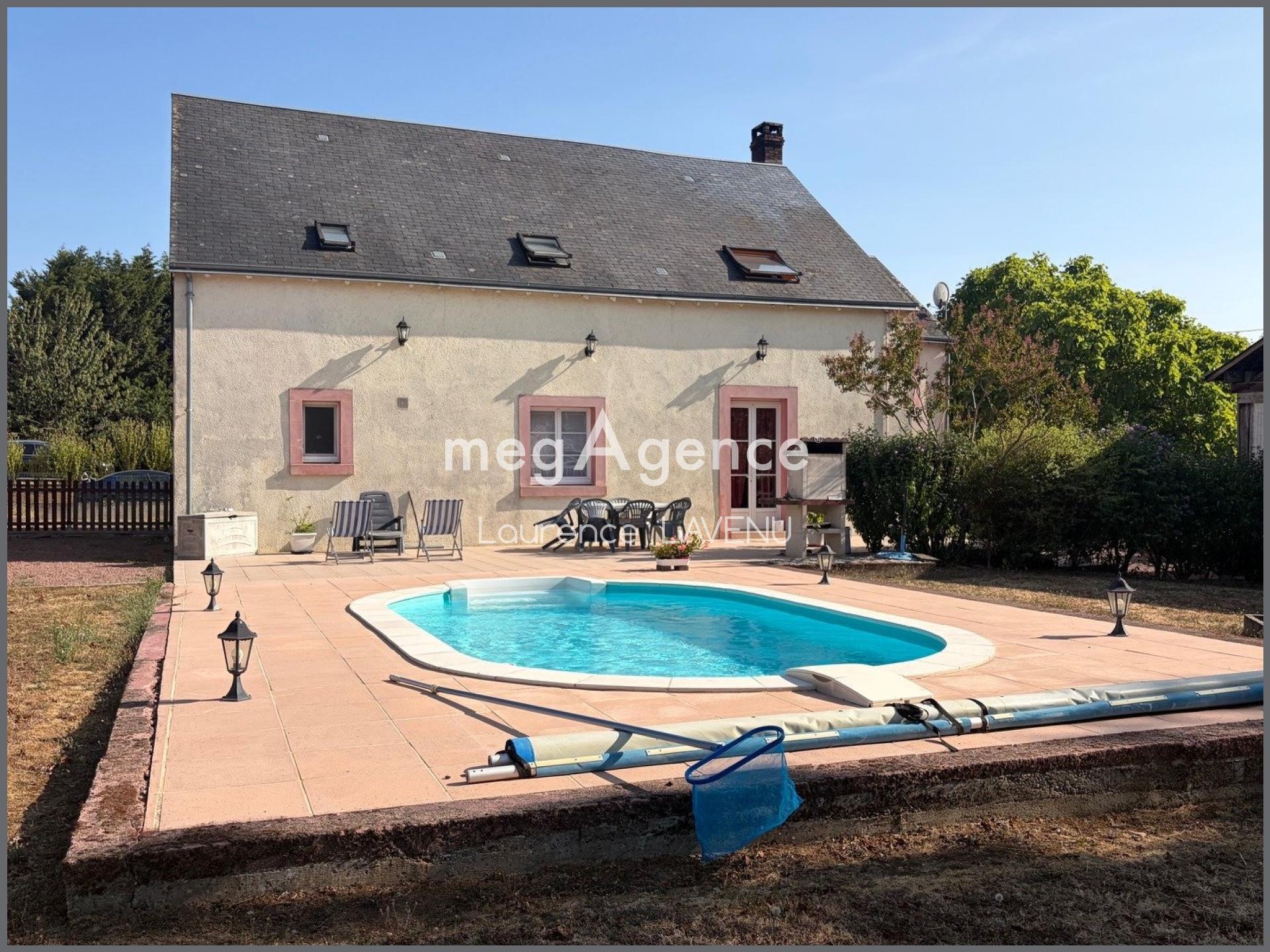 Maison avec le nécessaire en plain-pied et piscine