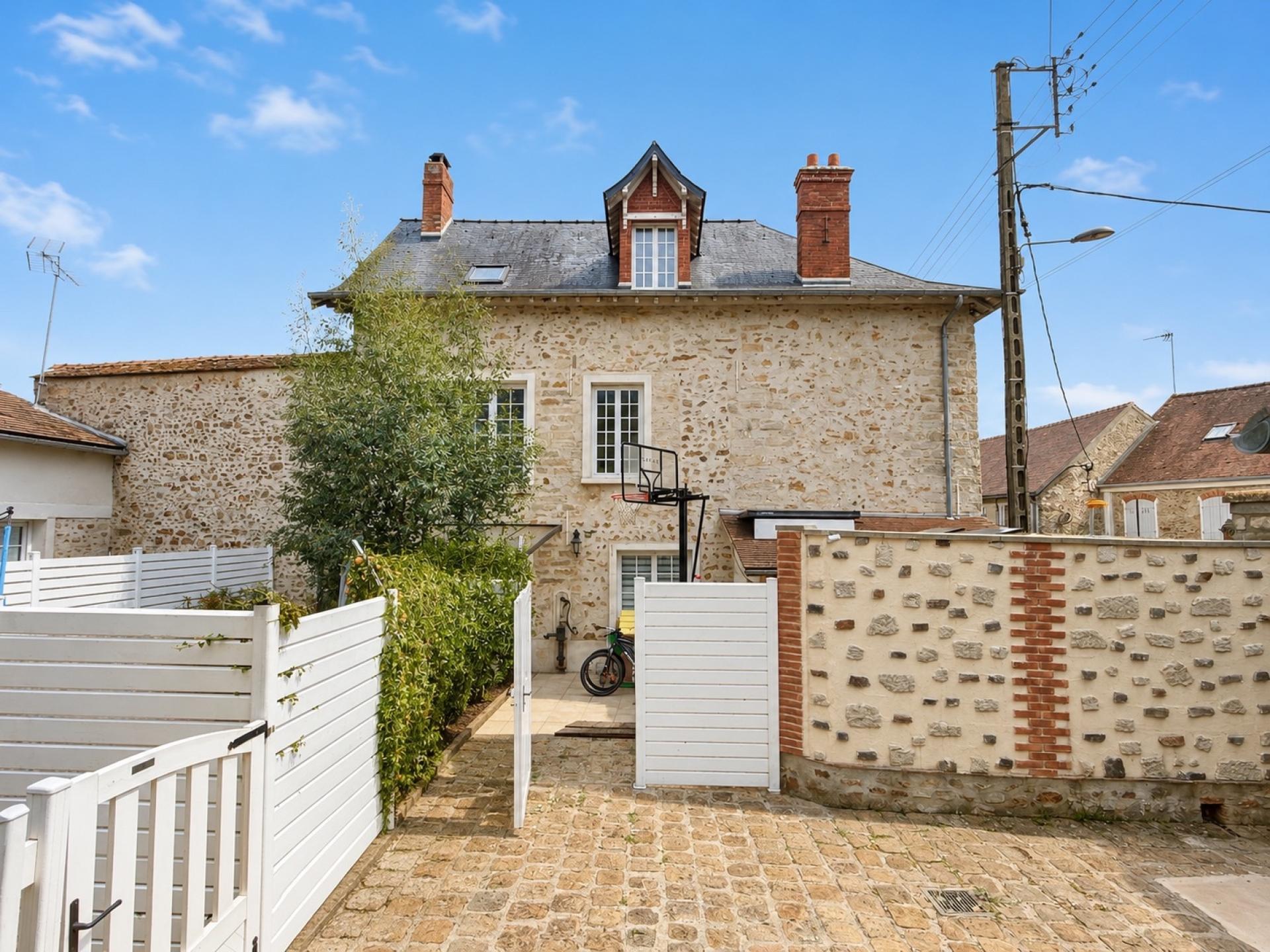 Maison 10 pièces 235 m² · à Le Chatelet-en-Brie · 235 m² · 379 000 €