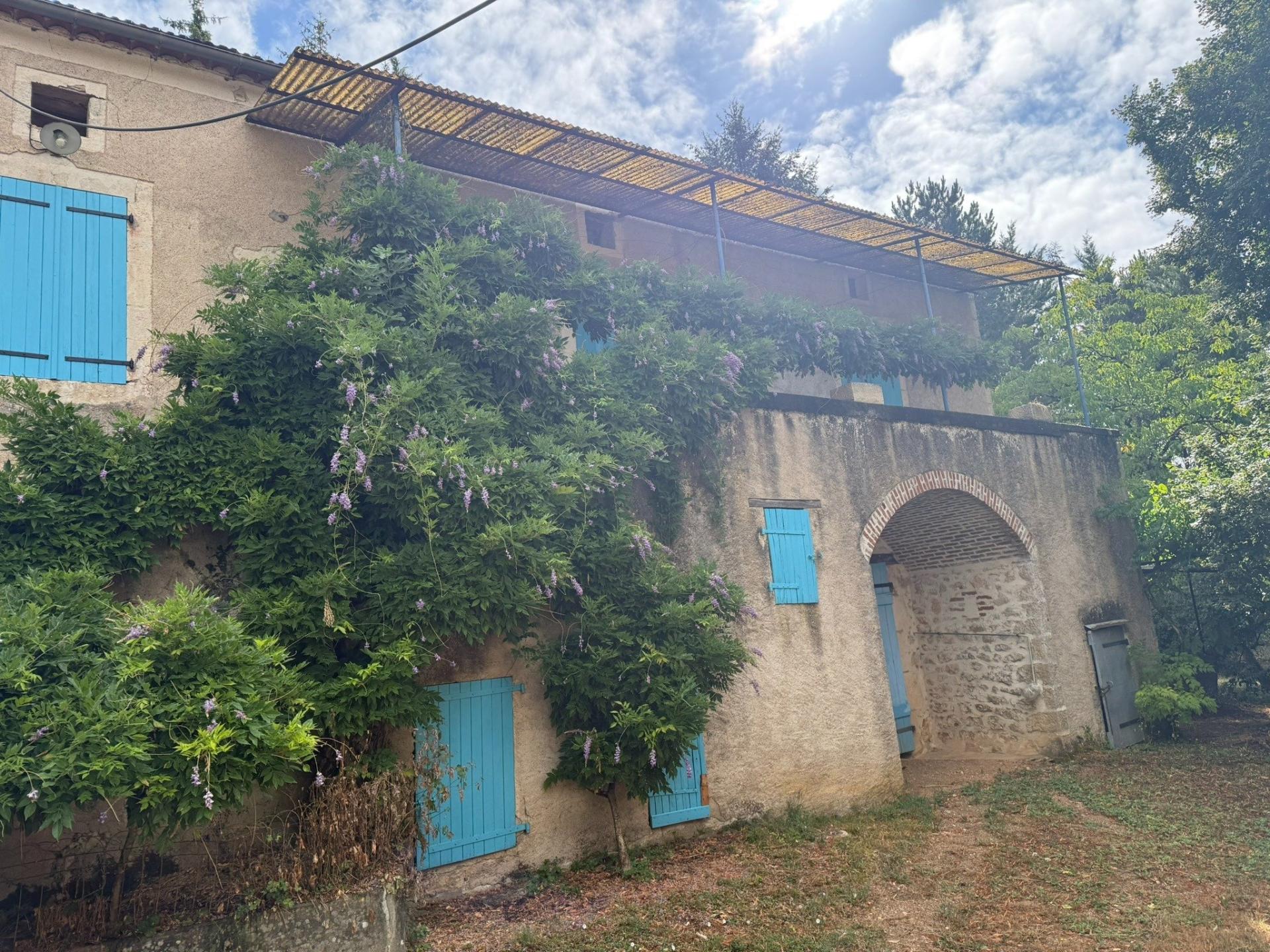 Un petit joyau d'authenticité au cœur d'un village tranquille pour passer de bons moments en famille ou entre amis.
