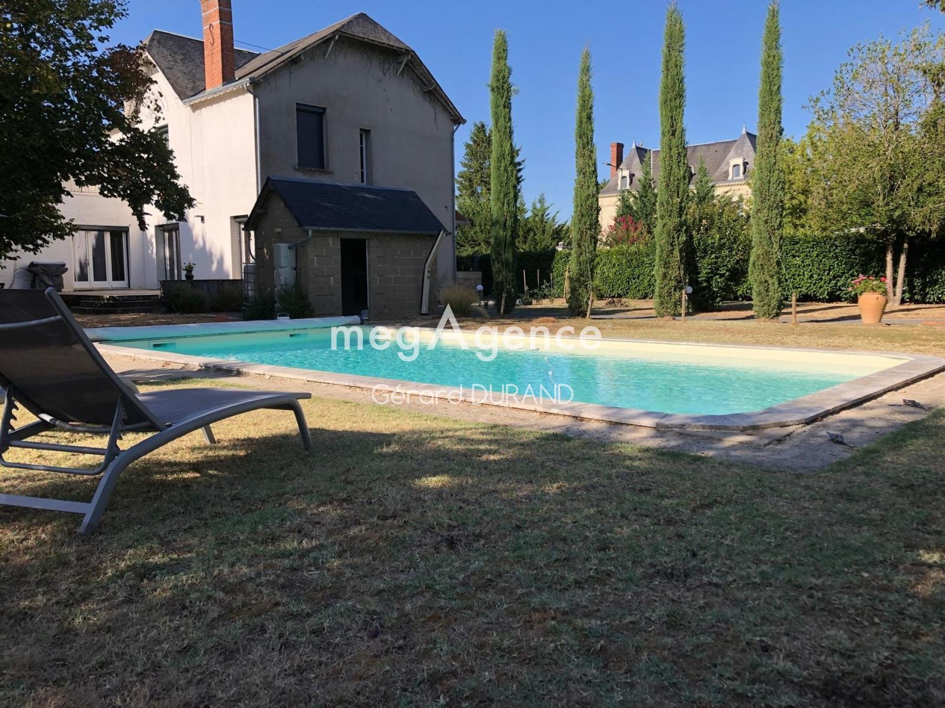 Demeure de caractère au charme cossu et parc paysager avec piscine