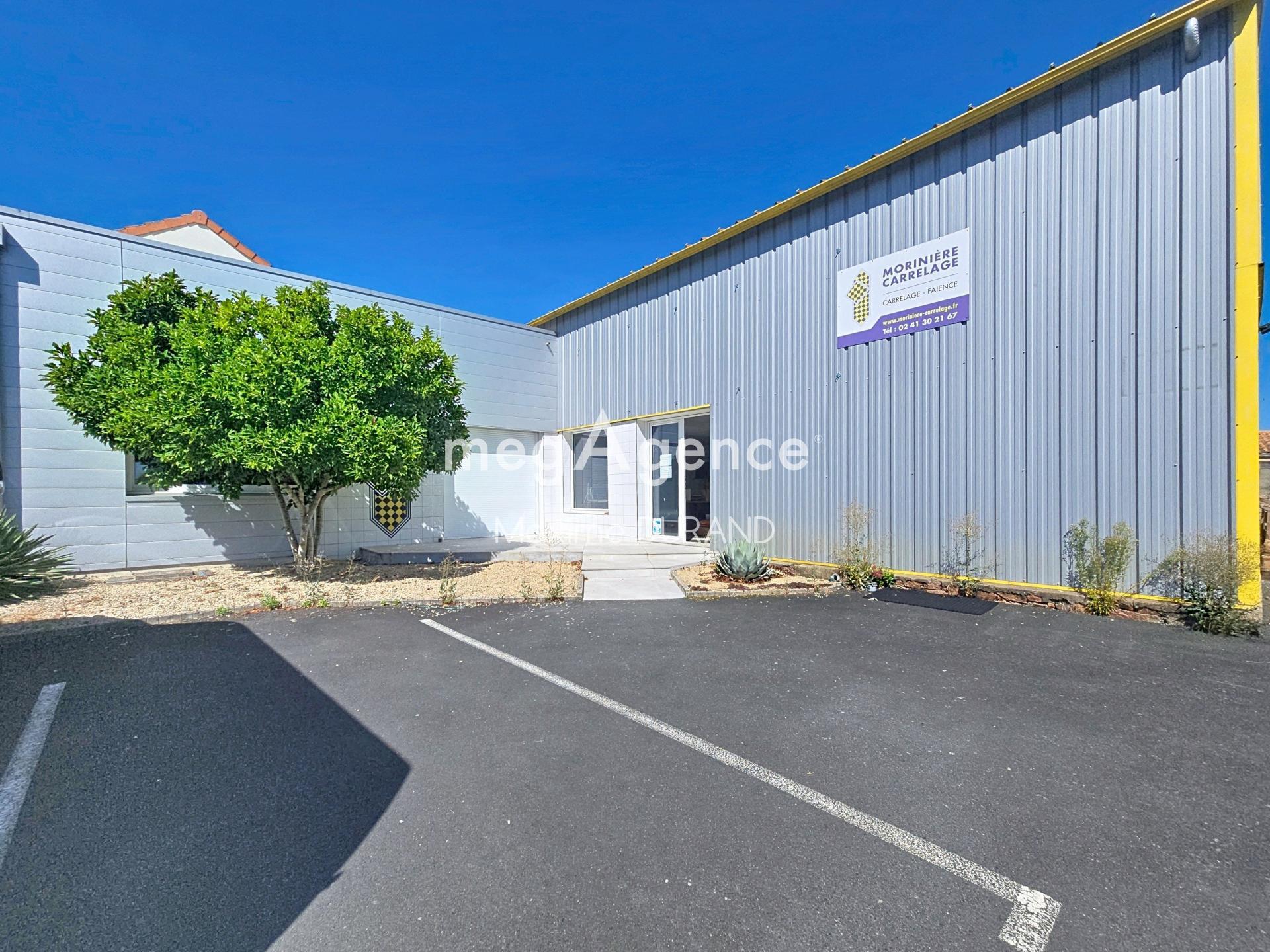 Local commercial 10 pièces 352 m² · à La Renaudière · 352 m² · 157 800 €