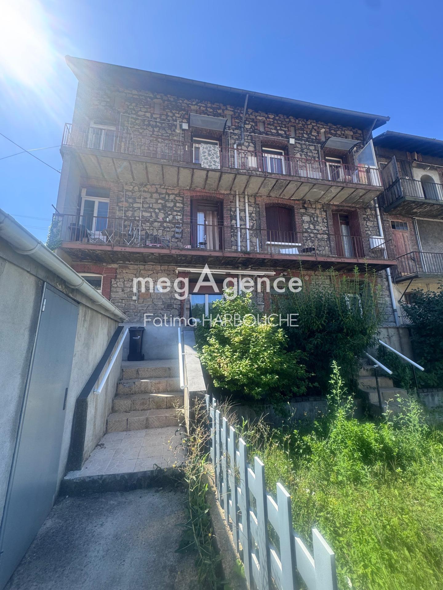Appartement 7 pièces 118 m² · à Le Chambon-Feugerolles · 118 m² · 130 000 €