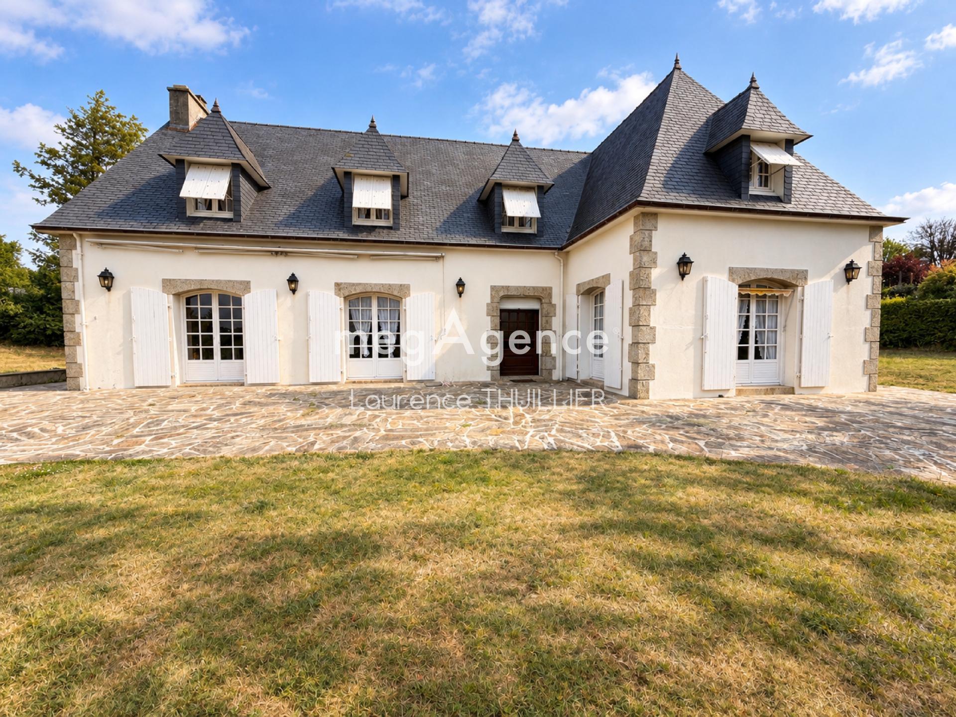Maison 9 pièces 270 m² · à Confort-Meilars · 270 m² · 336 000 €
