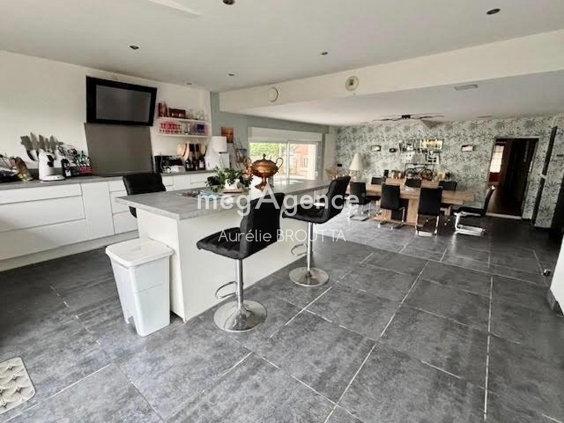 Maison 8 pièces 247 m² · à Caffiers · 247 m² · 344 000 €