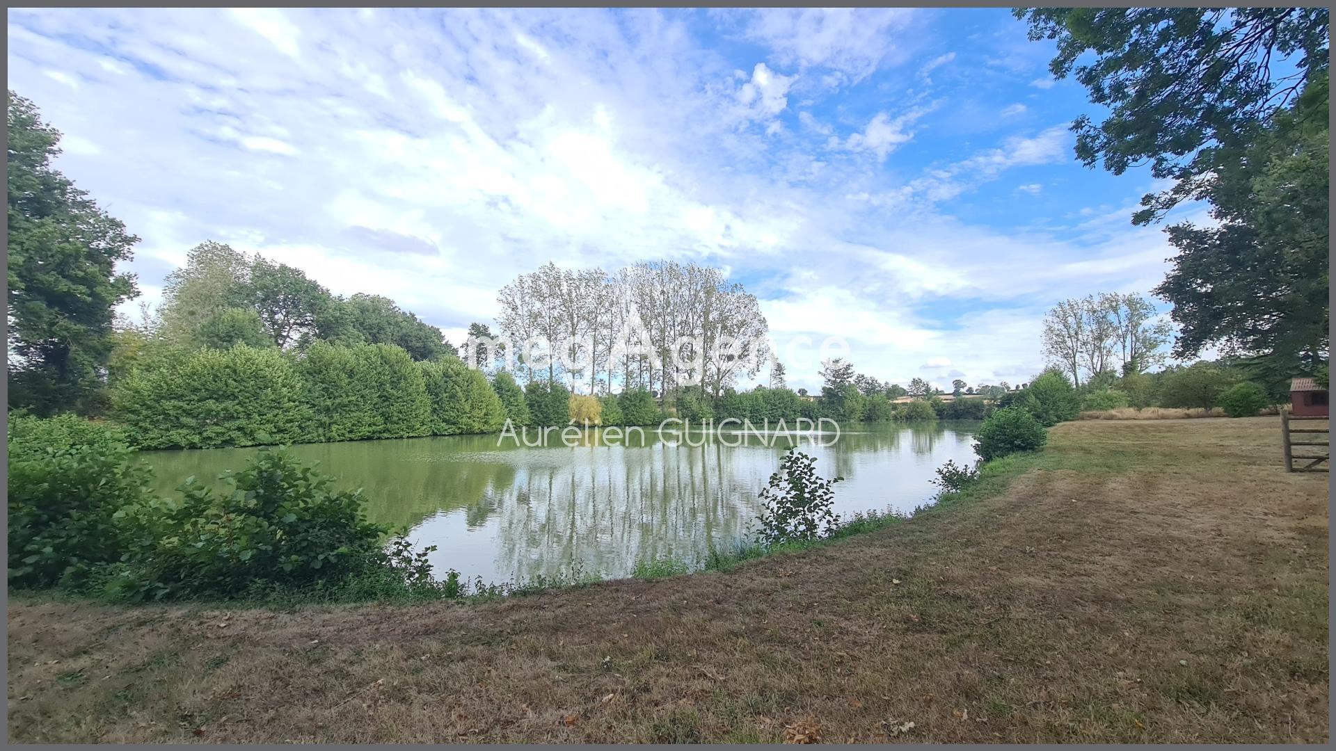 Plan d'eau clos et arboré, cabane de pêche