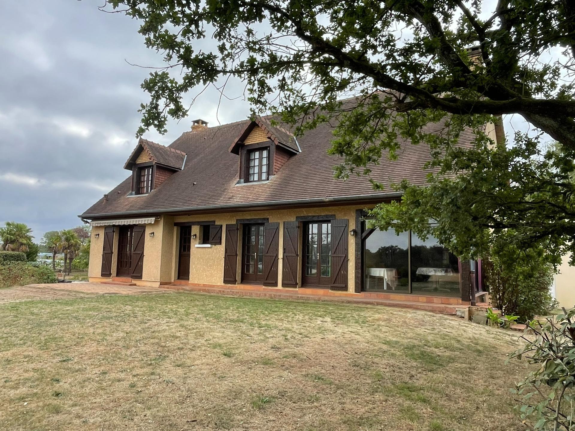 Maison 7 pièces 235 m² · à Roeze-sur-Sarthe · 235 m² · 44 000 €