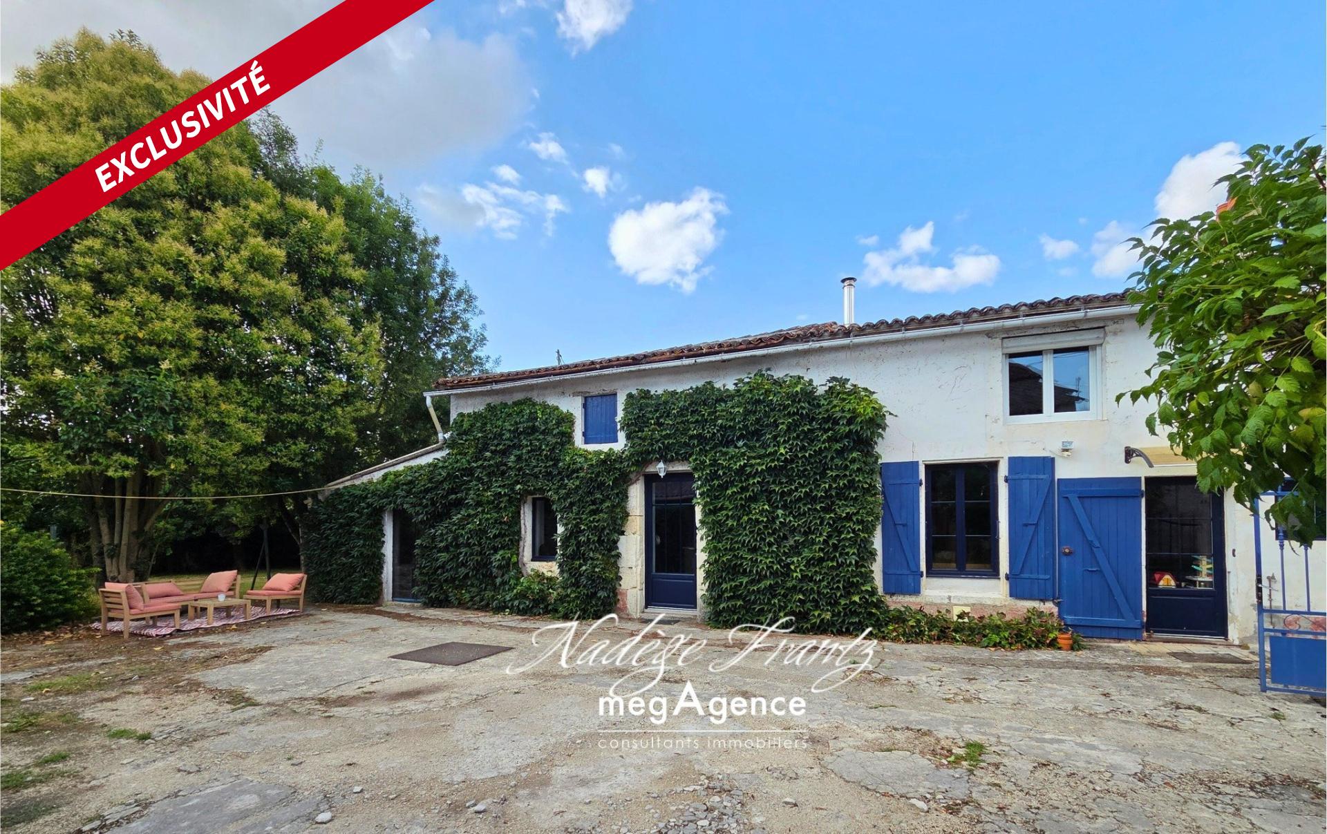 Maison charentaise avec vie de plain-pied possible, 3 chambres, dépendances et jardin clos à Saint-Jean-d’Angély