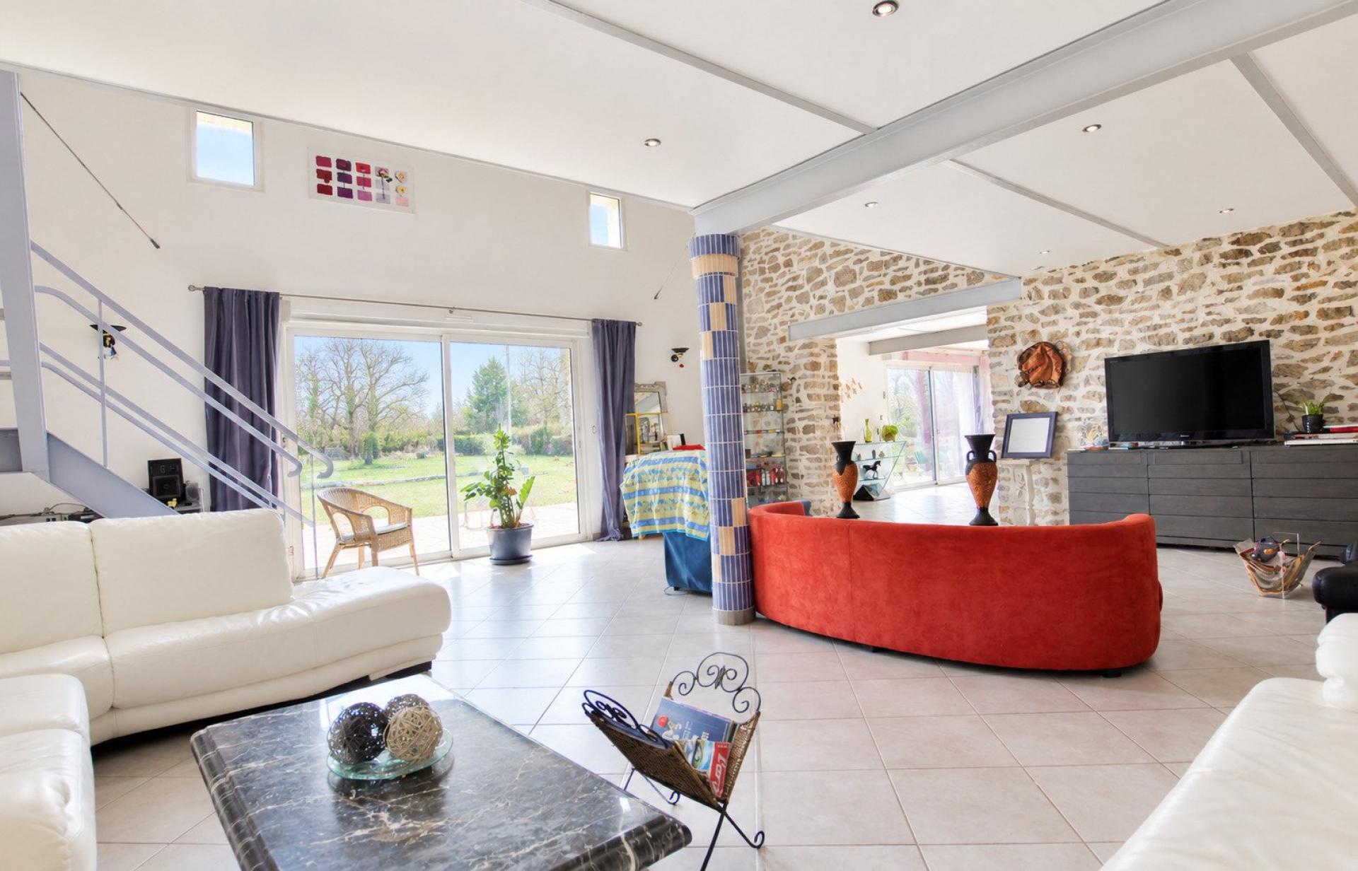 Maison 11 pièces 395 m² · à Longué-Jumelles · 395 m² · 384 800 €