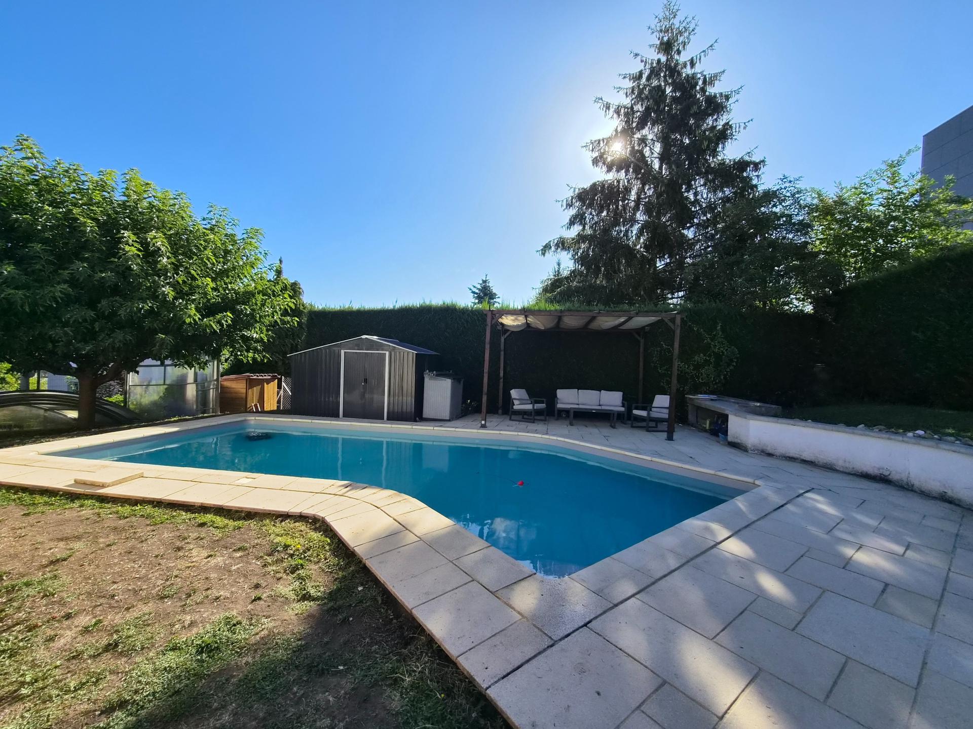 Maison individuelle de plain-pied avec piscine, terrain tout autour – Centre de Roche-la-Molière. DPE C