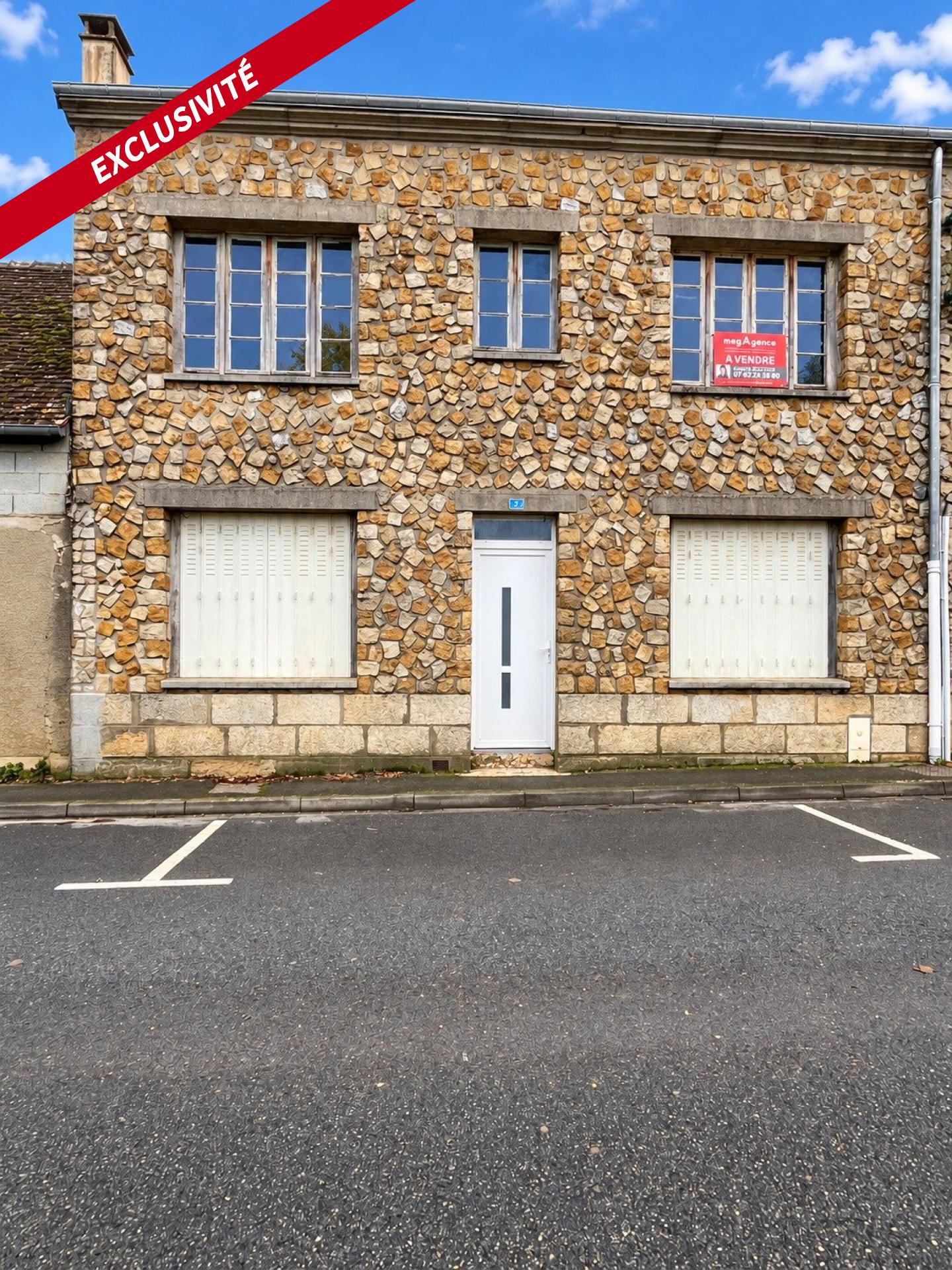 Maison avec garage, hangar et terrain clos