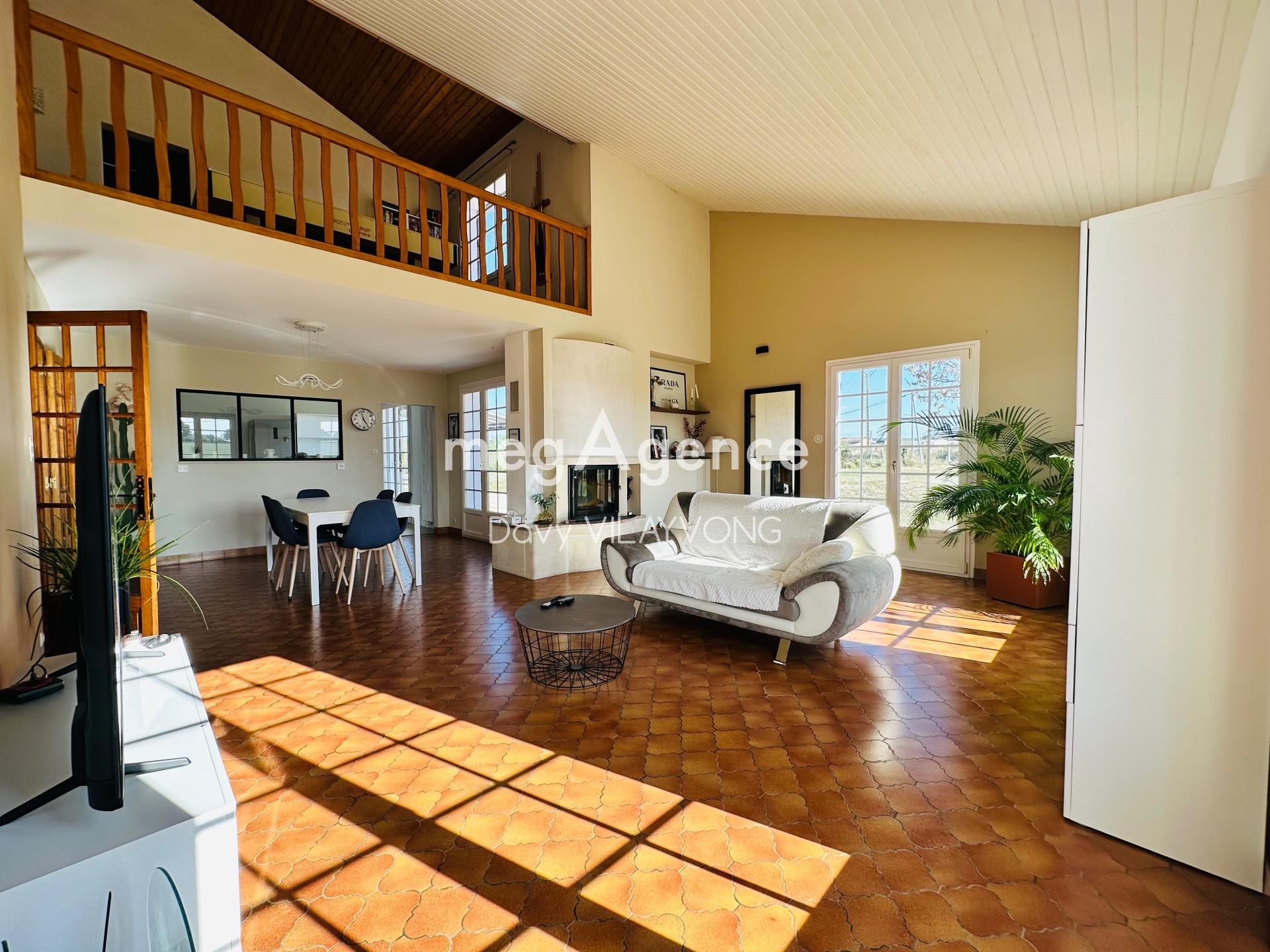 Maison 6 pièces 179 m² · à Yzernay · 179 m² · 318 500 €