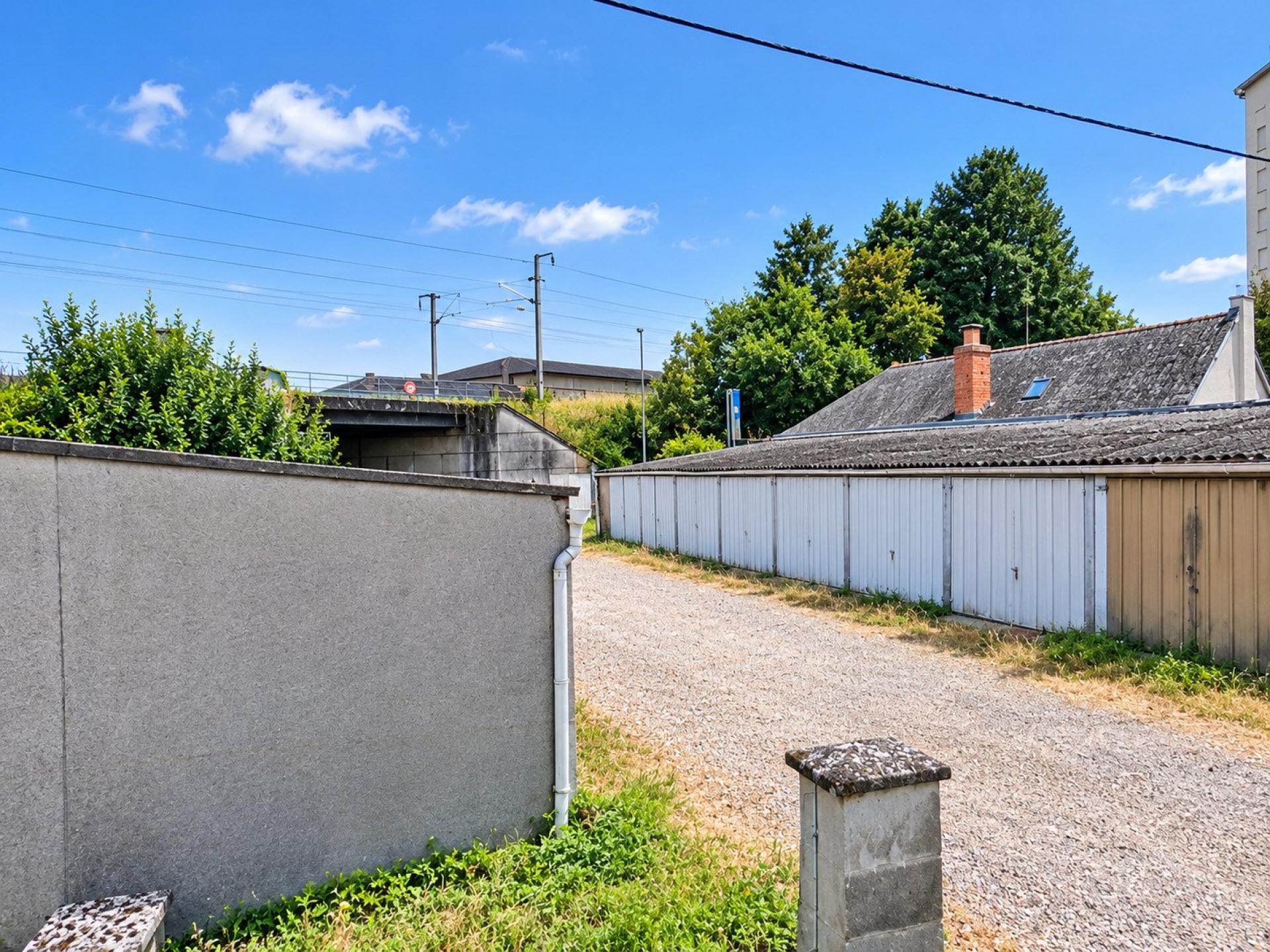 Parking à ANGERS, 49100 - · 355 300 €